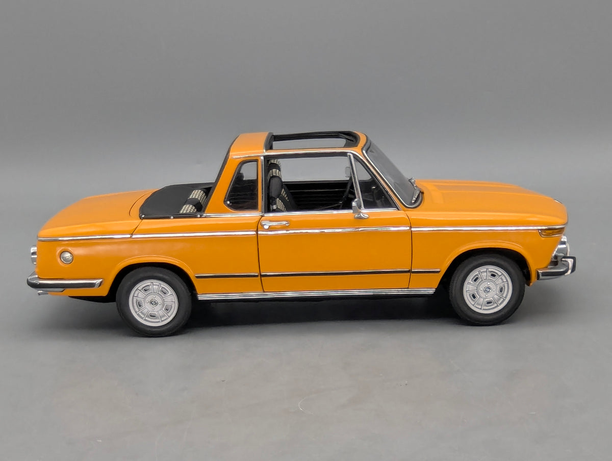 Modellautos 1:18 AUTOart BMW 2002 Baur Cabrio Convertible Orange mit Dealer OVP