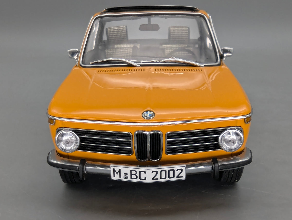 Modellautos 1:18 AUTOart BMW 2002 Baur Cabrio Convertible Orange mit Dealer OVP