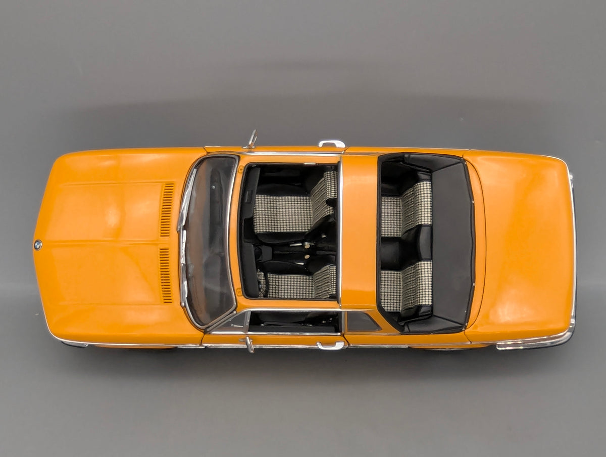Modellautos 1:18 AUTOart BMW 2002 Baur Cabrio Convertible Orange mit Dealer OVP