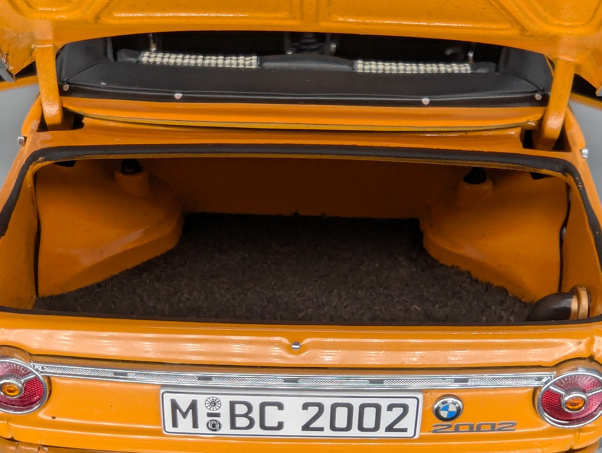 Modellautos 1:18 AUTOart BMW 2002 Baur Cabrio Convertible Orange mit Dealer OVP