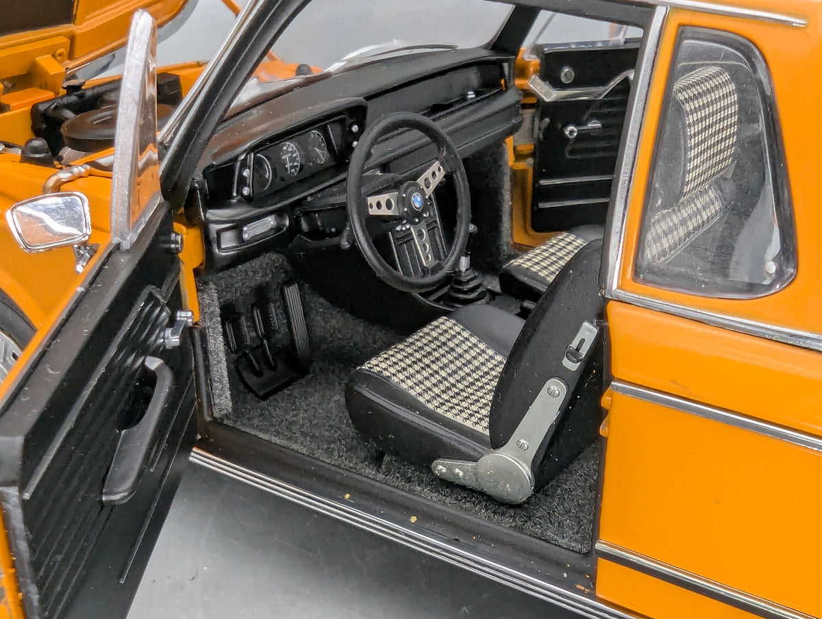 Modellautos 1:18 AUTOart BMW 2002 Baur Cabrio Convertible Orange mit Dealer OVP