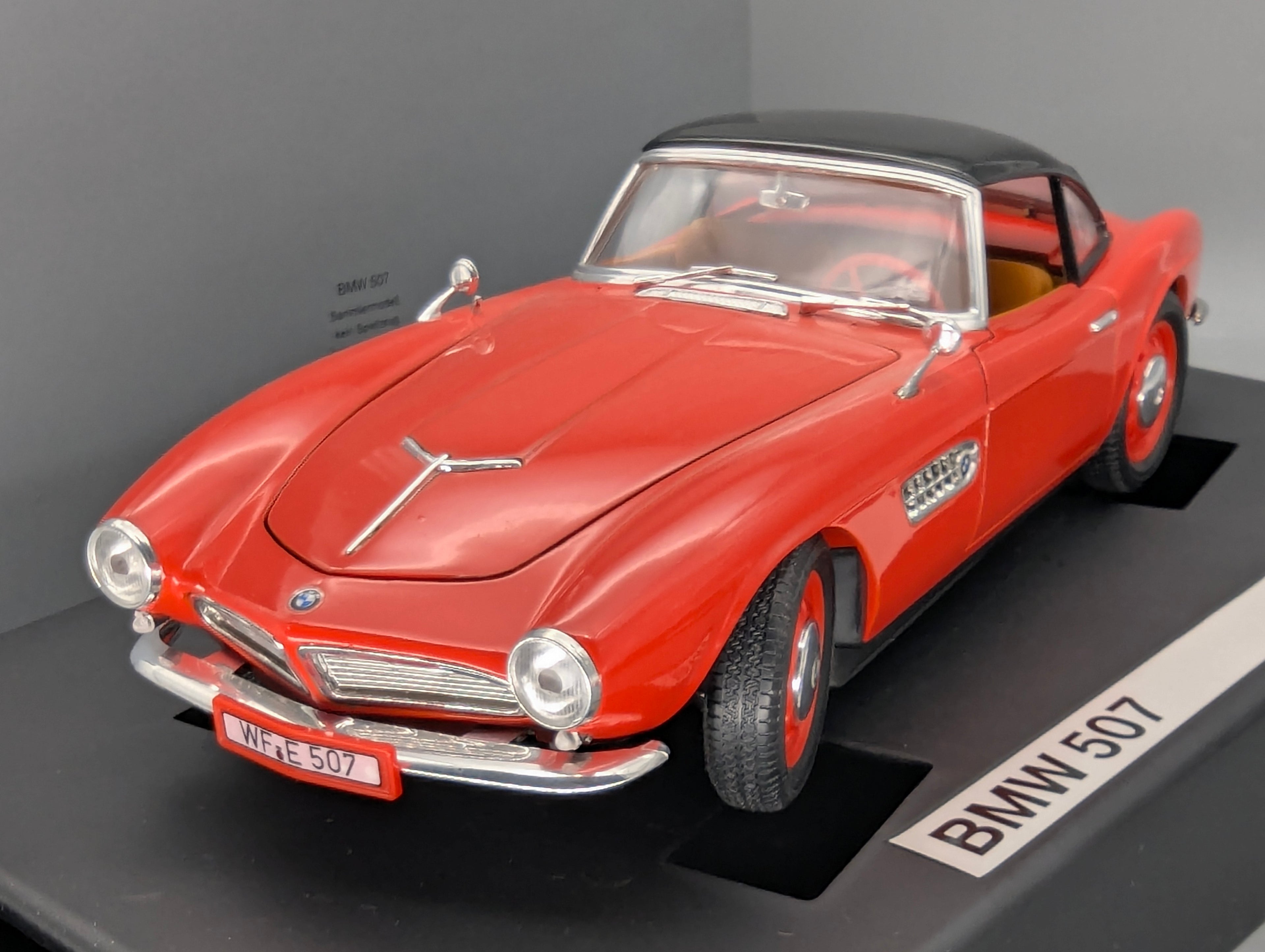 Modellautos 1:18 Revell BMW 507 Rot mit Dealer OVP