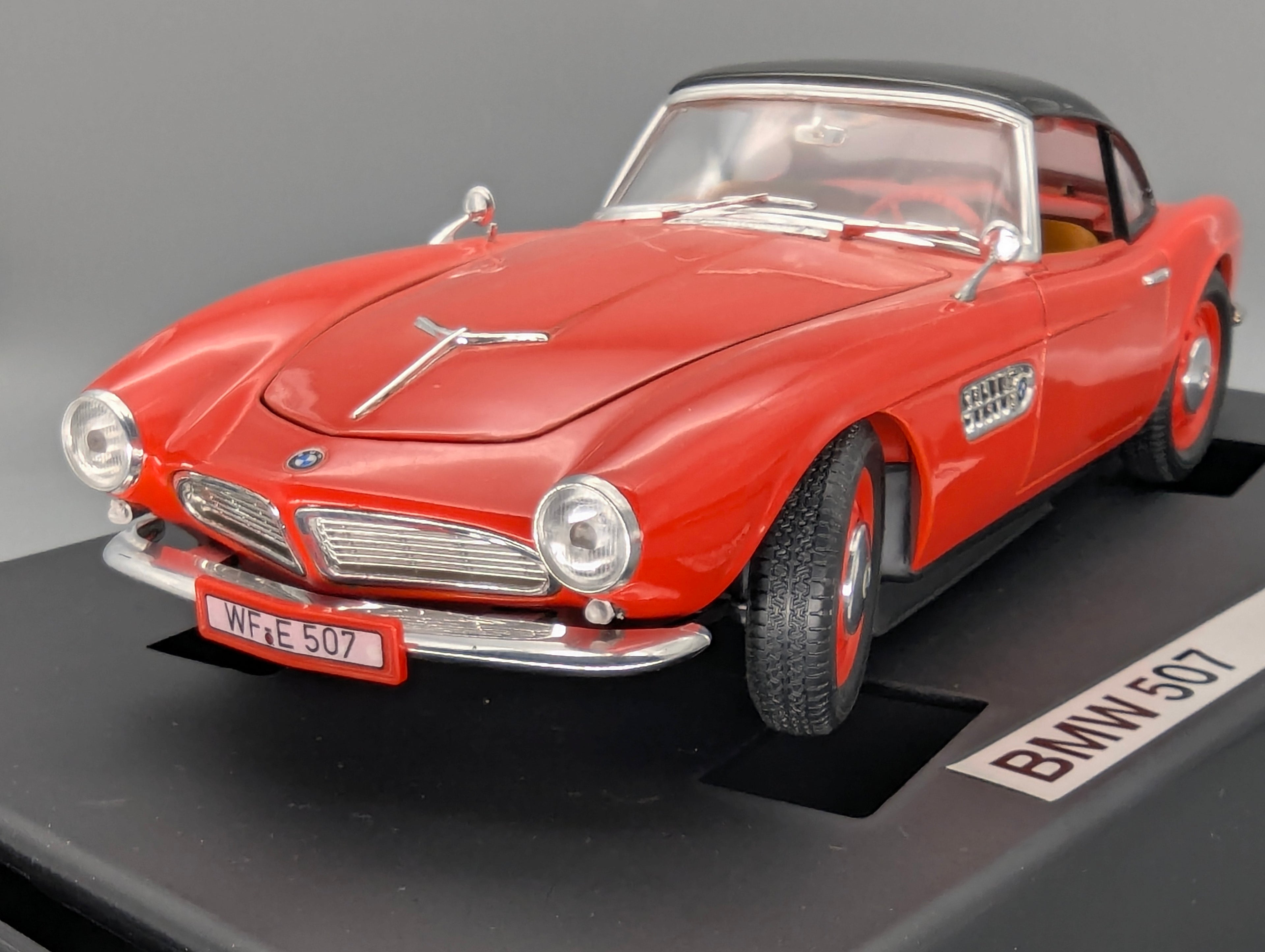Modellautos 1:18 Revell BMW 507 Rot mit Dealer OVP