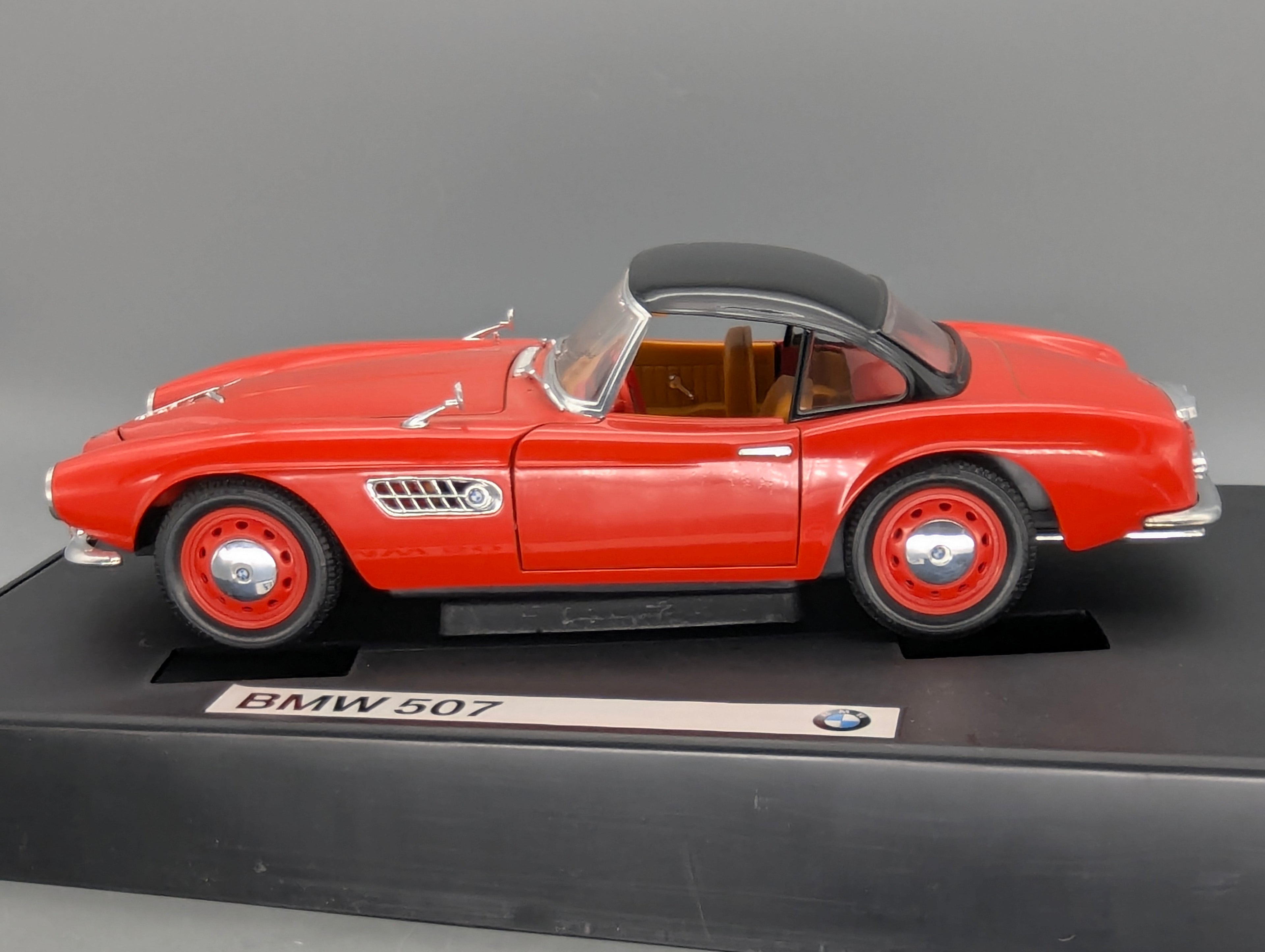 Modellautos 1:18 Revell BMW 507 Rot mit Dealer OVP