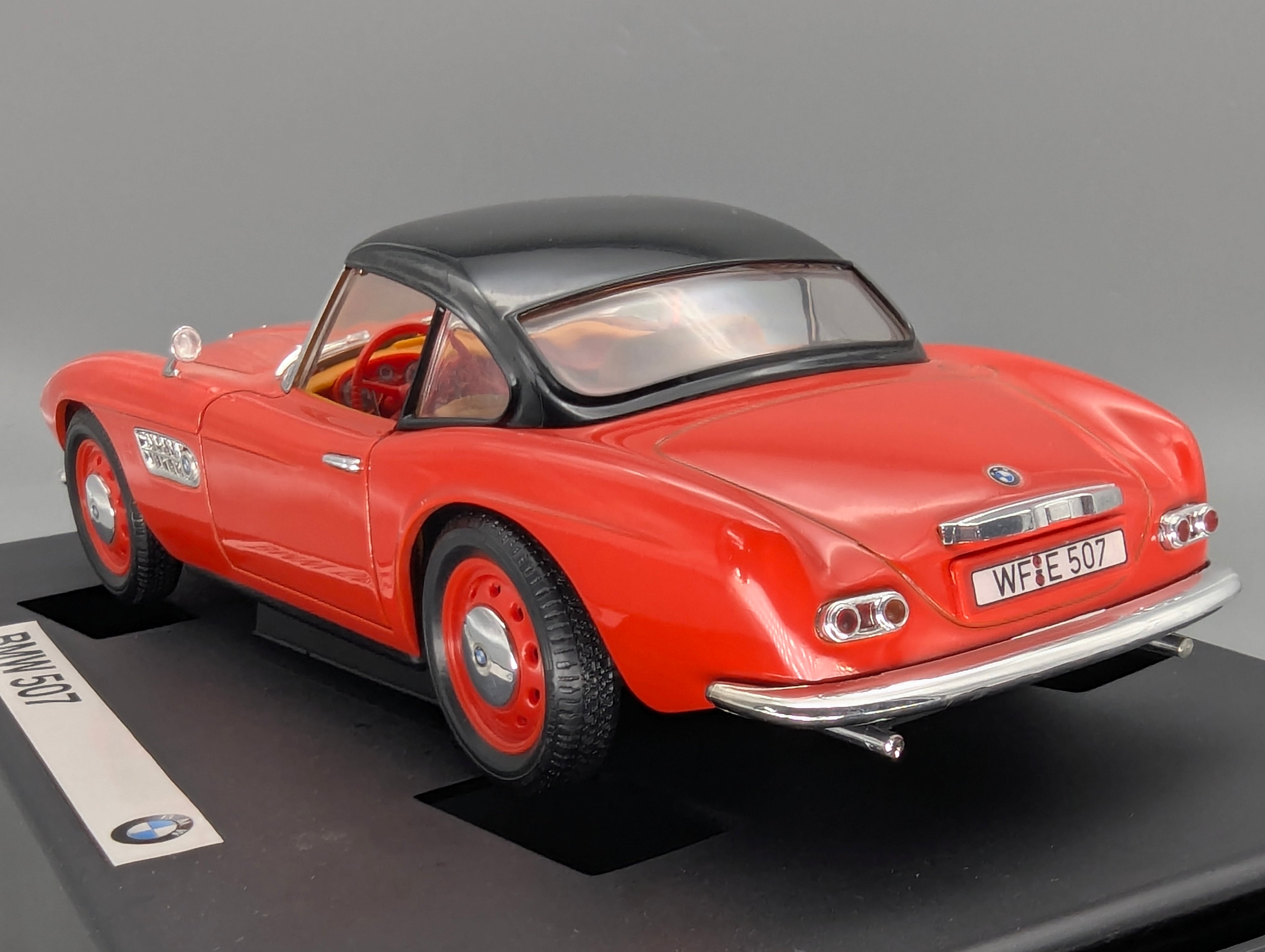 Modellautos 1:18 Revell BMW 507 Rot mit Dealer OVP