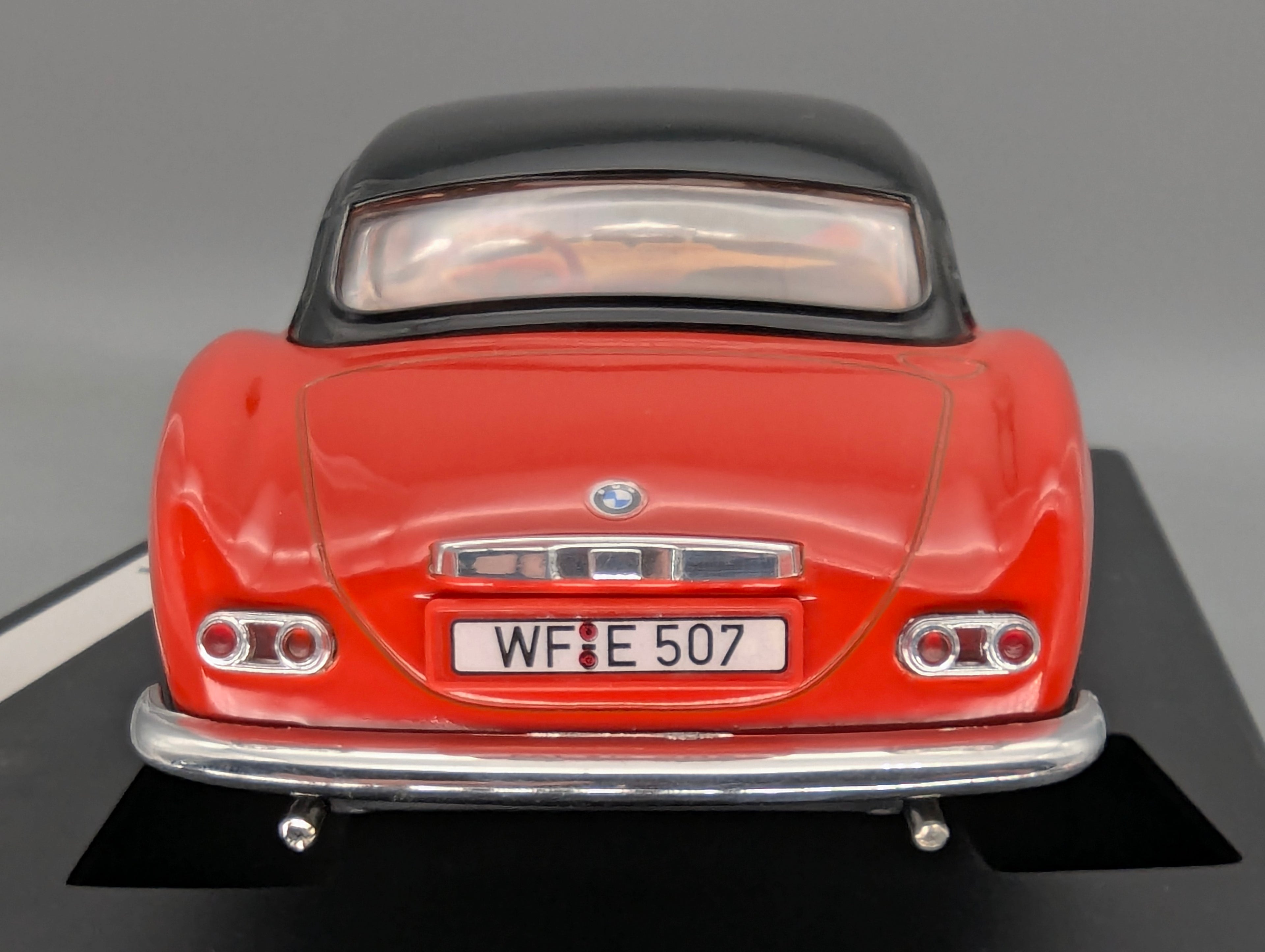 Modellautos 1:18 Revell BMW 507 Rot mit Dealer OVP