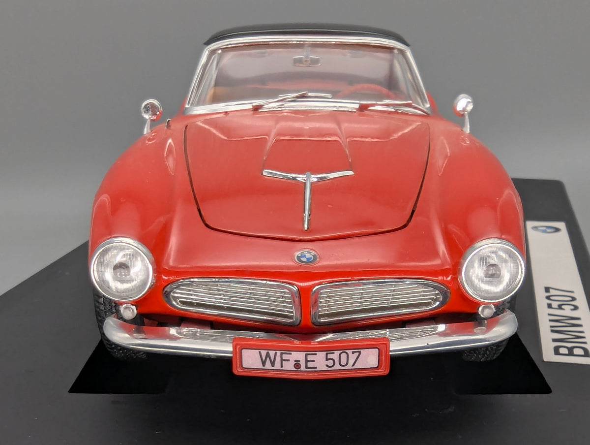 Modellautos 1:18 Revell BMW 507 Rot mit Dealer OVP