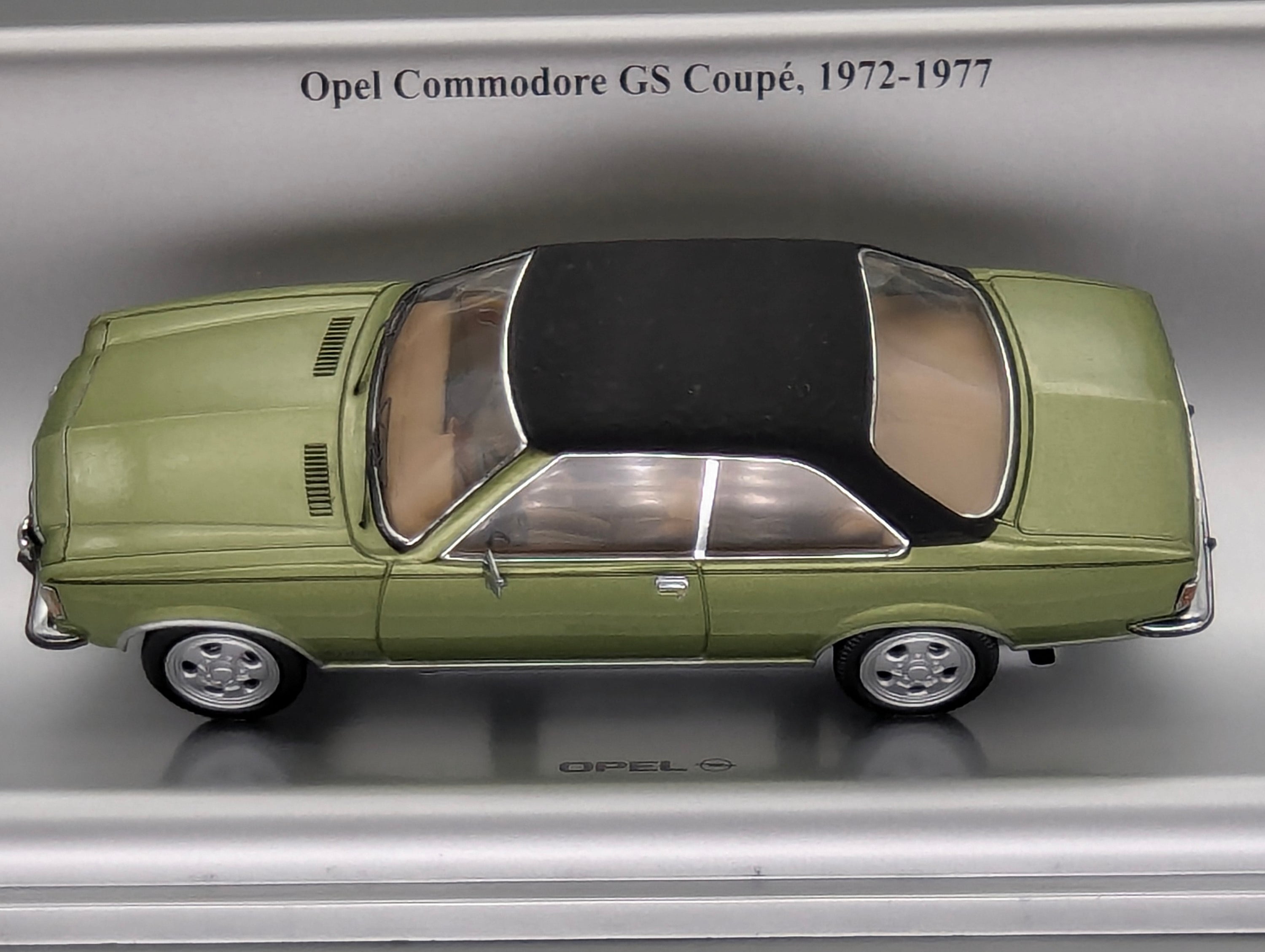 Modellautos 1:43 Schuco Opel Commodore GS Coupe 1972 Grün Metallic mit Vitrine