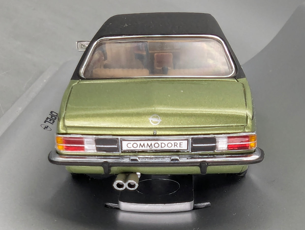 Modellautos 1:43 Schuco Opel Commodore GS Coupe 1972 Grün Metallic mit Vitrine