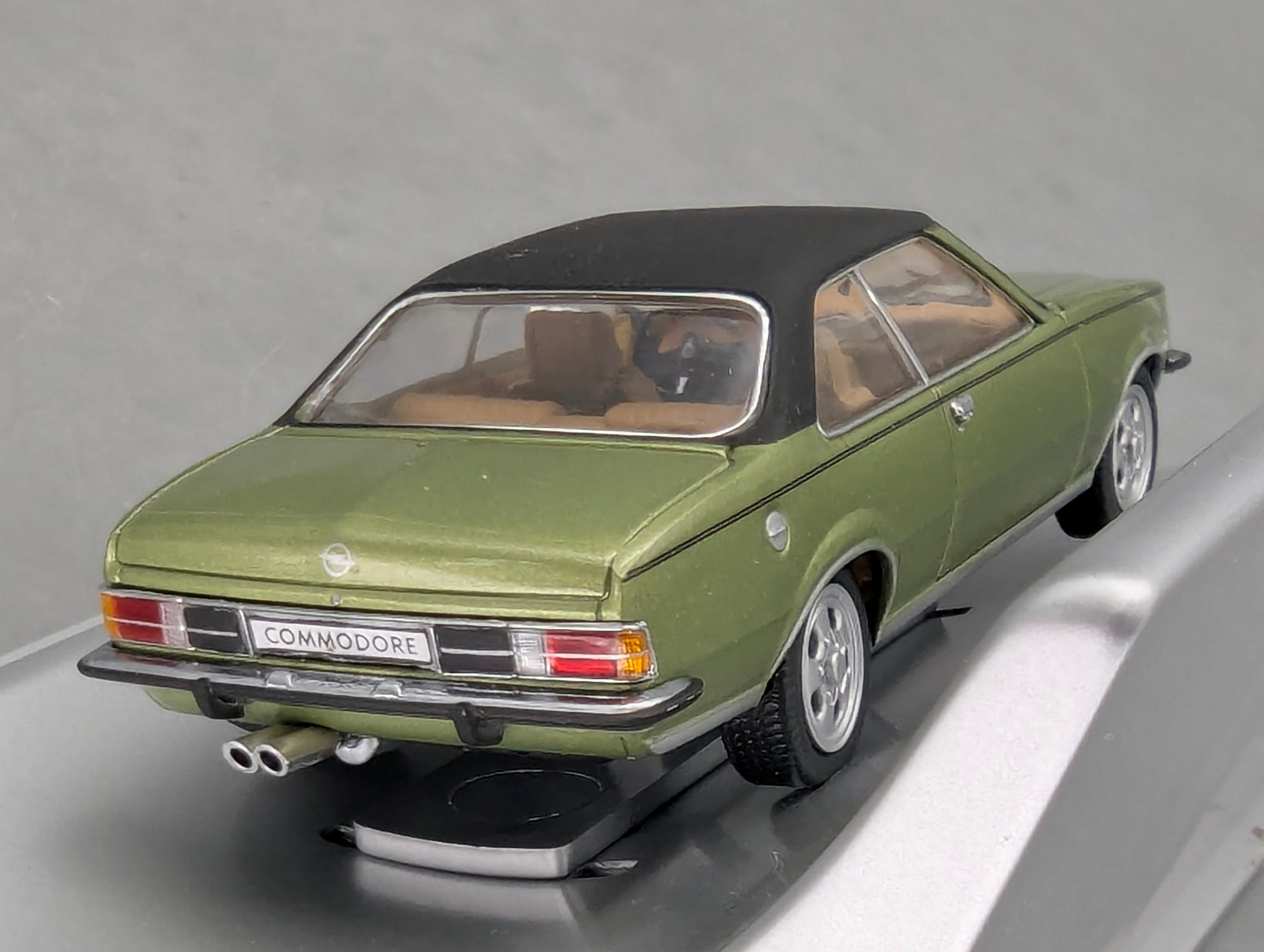 Modellautos 1:43 Schuco Opel Commodore GS Coupe 1972 Grün Metallic mit Vitrine