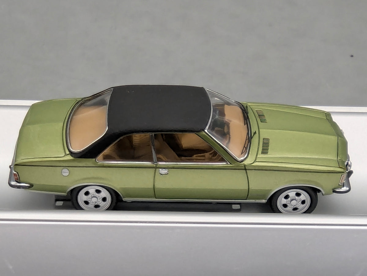 Modellautos 1:43 Schuco Opel Commodore GS Coupe 1972 Grün Metallic mit Vitrine