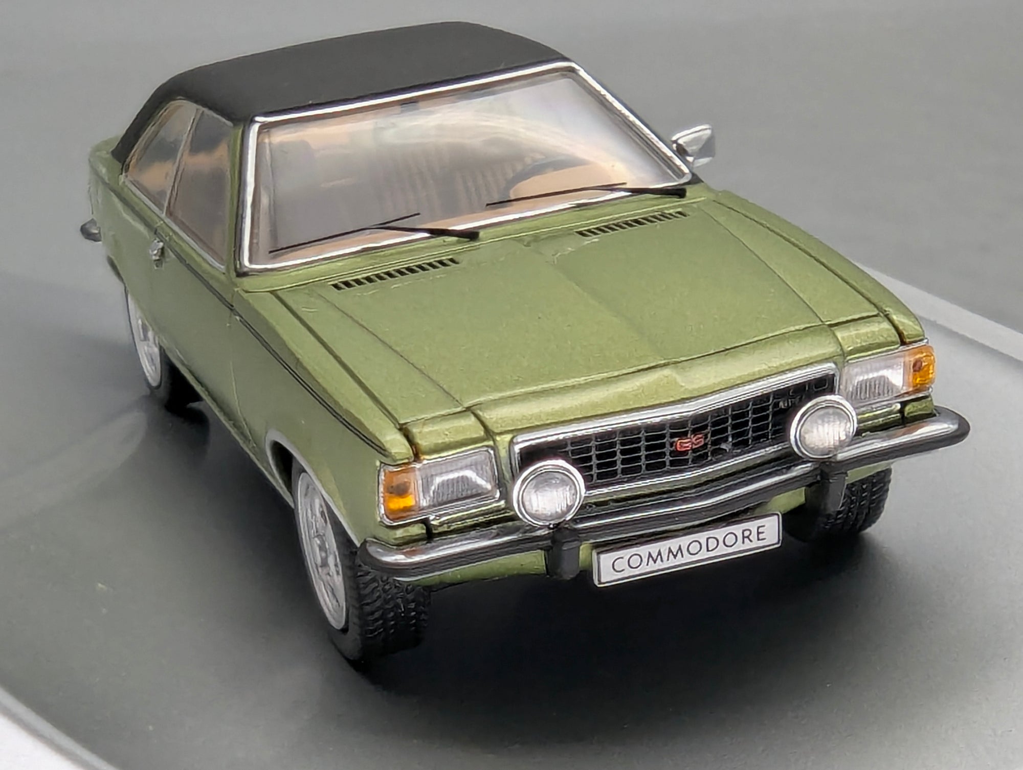 Modellautos 1:43 Schuco Opel Commodore GS Coupe 1972 Grün Metallic mit Vitrine
