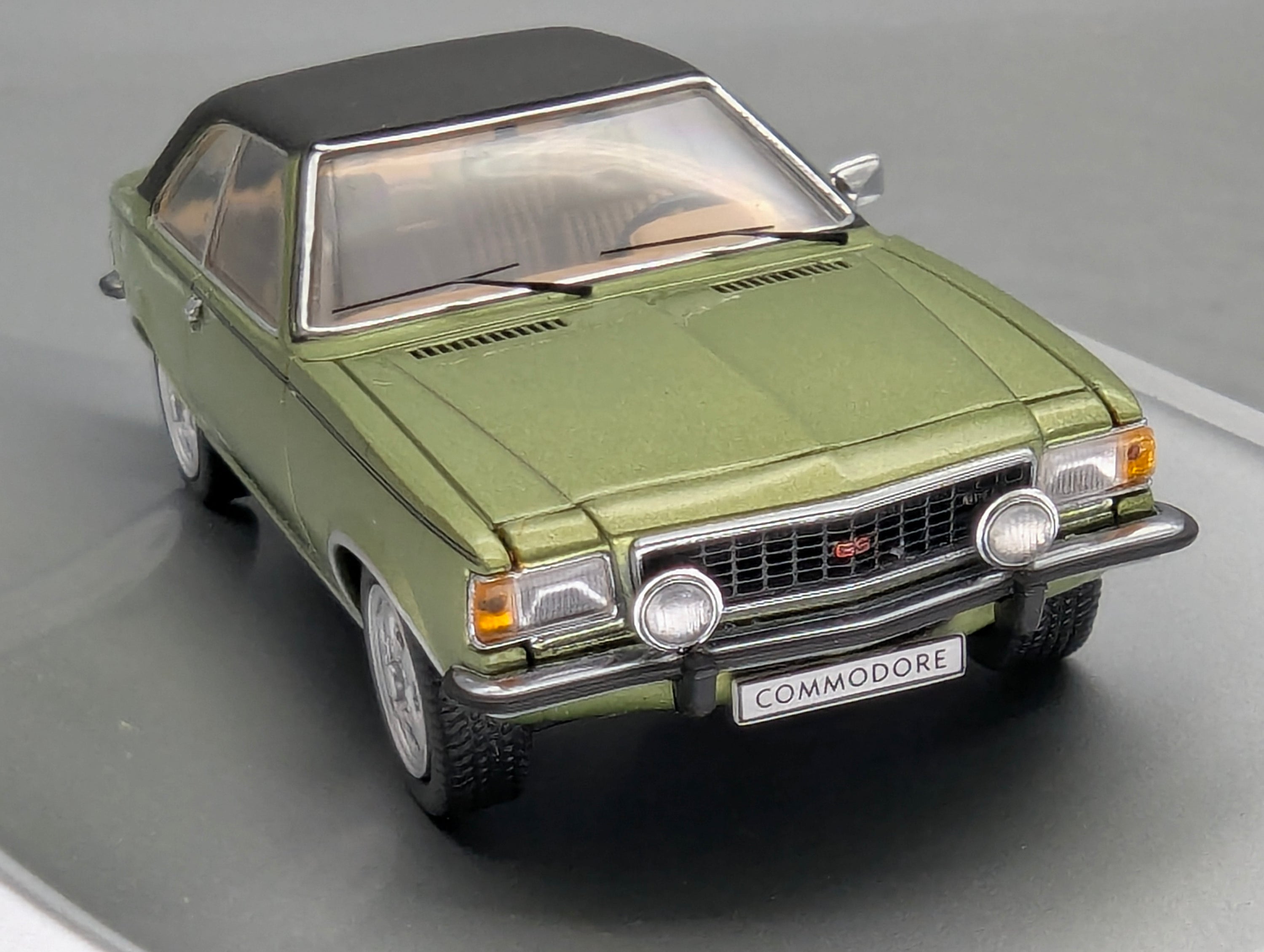 Modellautos 1:43 Schuco Opel Commodore GS Coupe 1972 Grün Metallic mit Vitrine