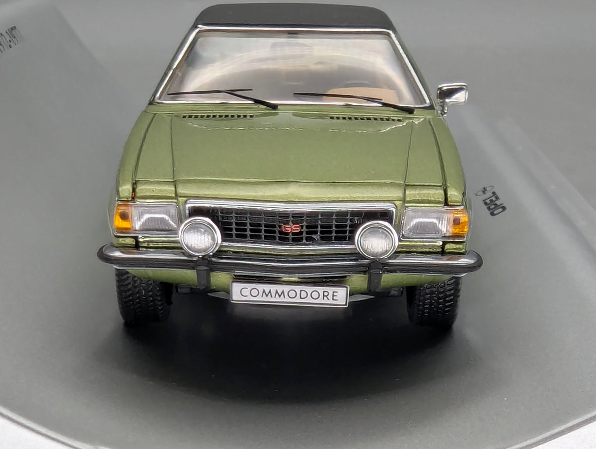 Modellautos 1:43 Schuco Opel Commodore GS Coupe 1972 Grün Metallic mit Vitrine