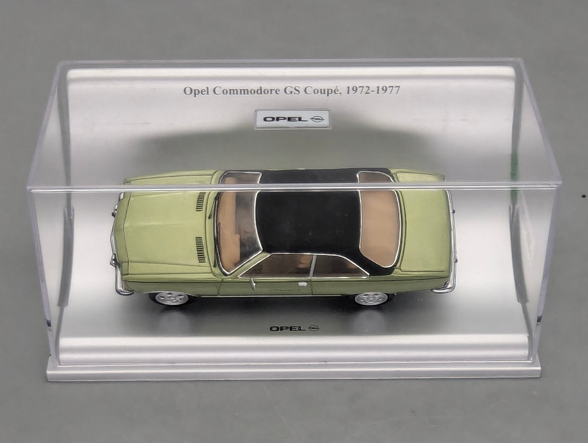 Modellautos 1:43 Schuco Opel Commodore GS Coupe 1972 Grün Metallic mit Vitrine