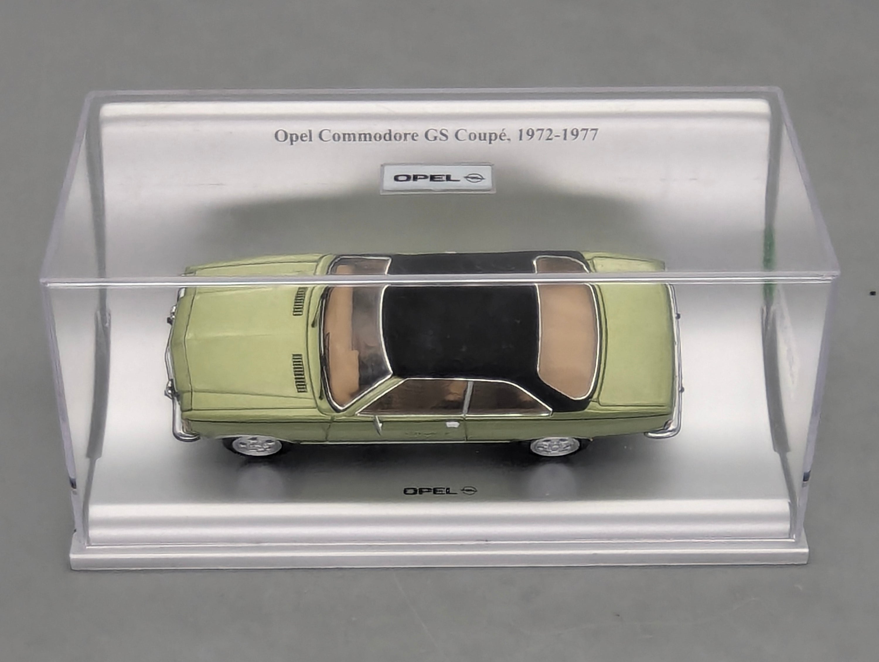 Modellautos 1:43 Schuco Opel Commodore GS Coupe 1972 Grün Metallic mit Vitrine