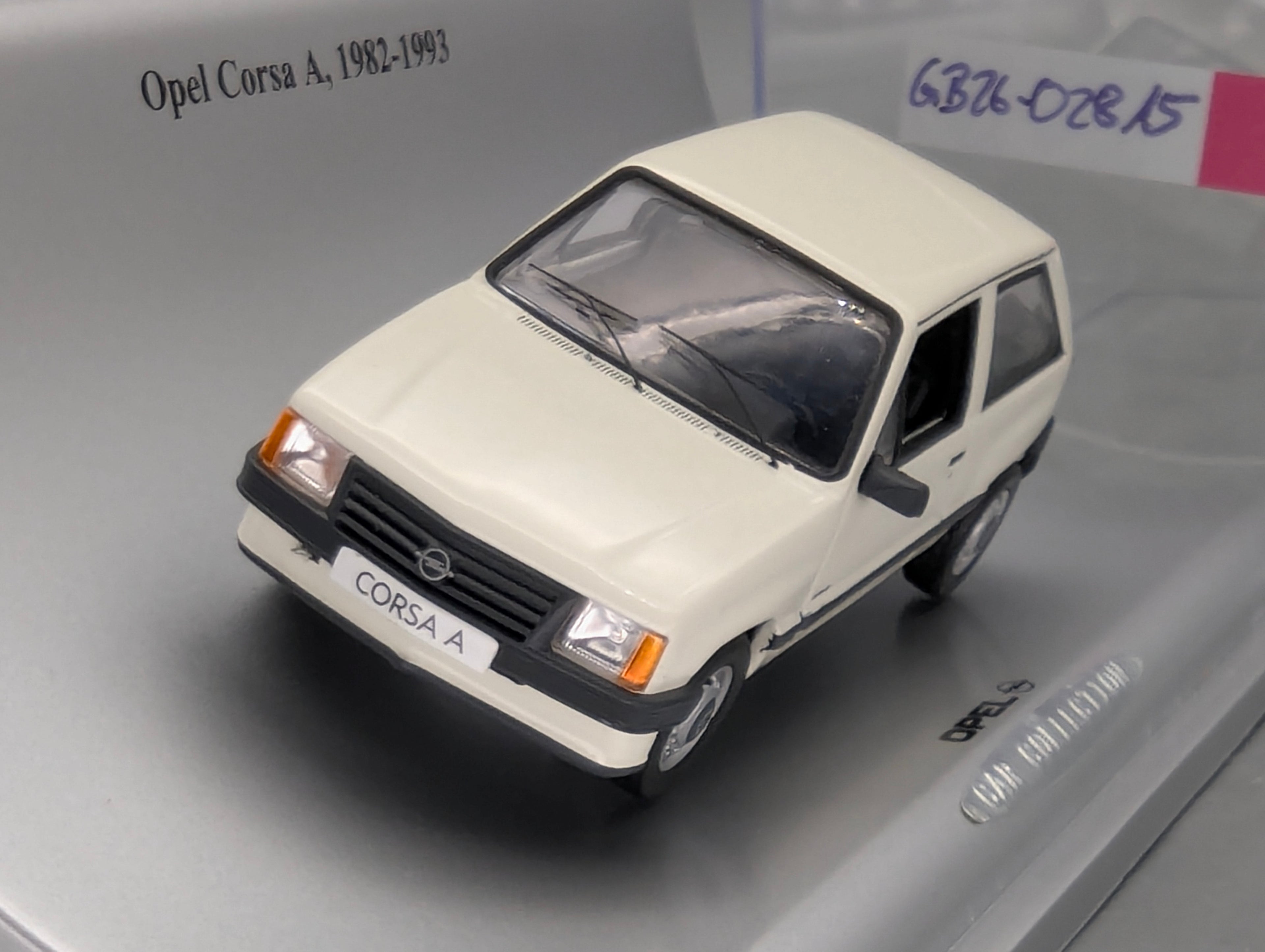 Modellautos 1:43 Schuco Opel Corsa A 1982 Weiß mit Vitrine