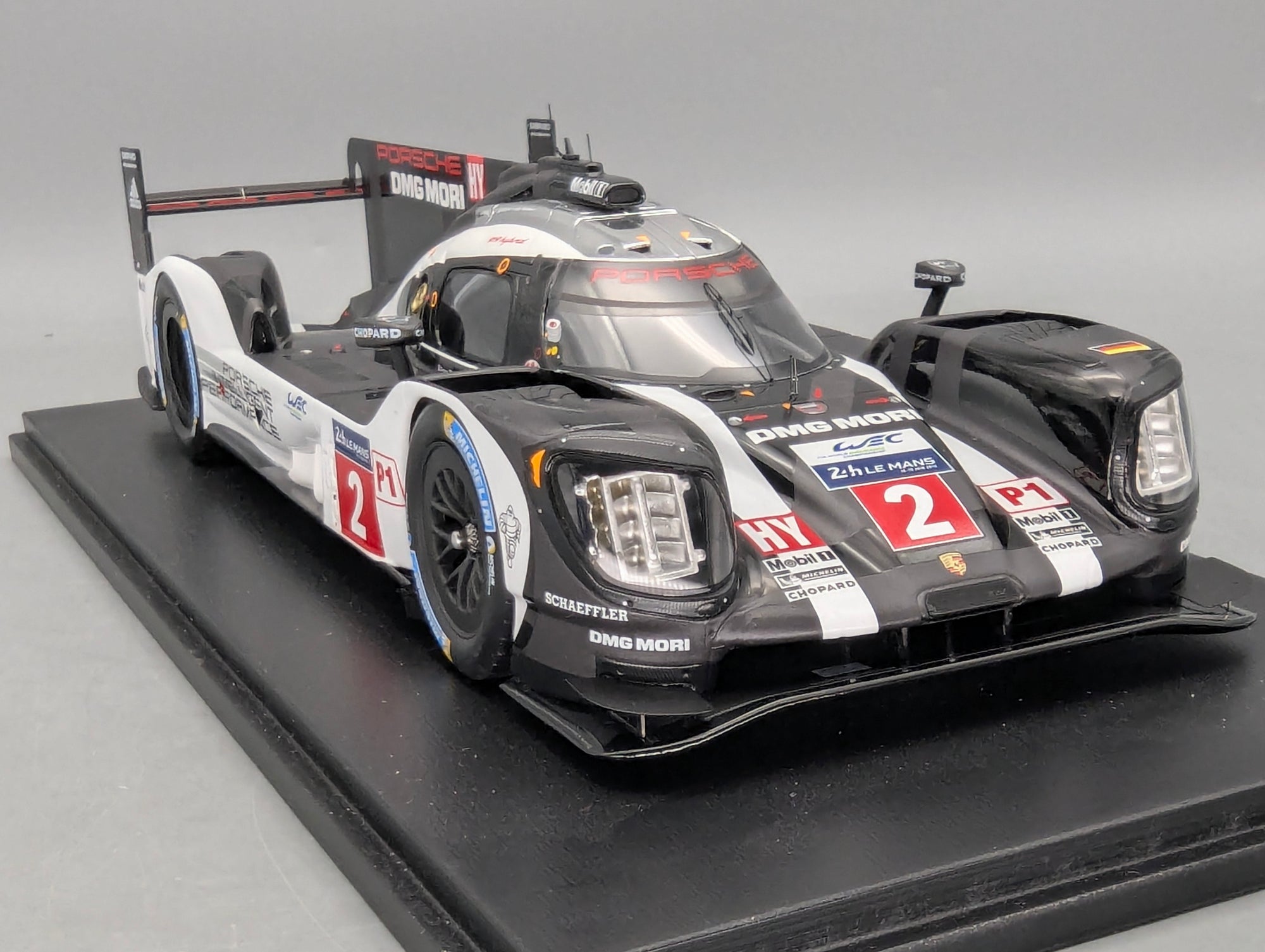 Modellautos 1:18 Spark Porsche 919 Hybrid WINNER 24h Le Mans 2016 #2 mit Vitrine und OVP