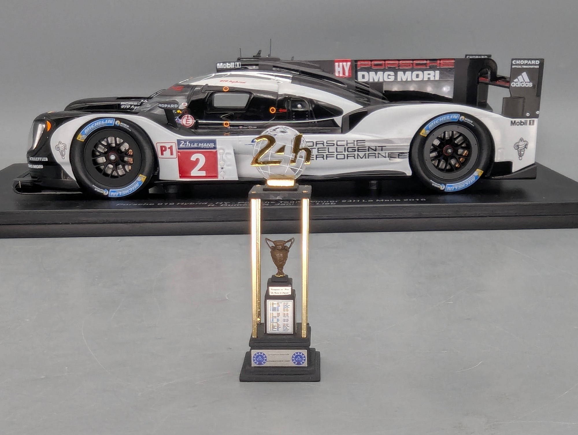 Modellautos 1:18 Spark Porsche 919 Hybrid WINNER 24h Le Mans 2016 #2 mit Vitrine und OVP