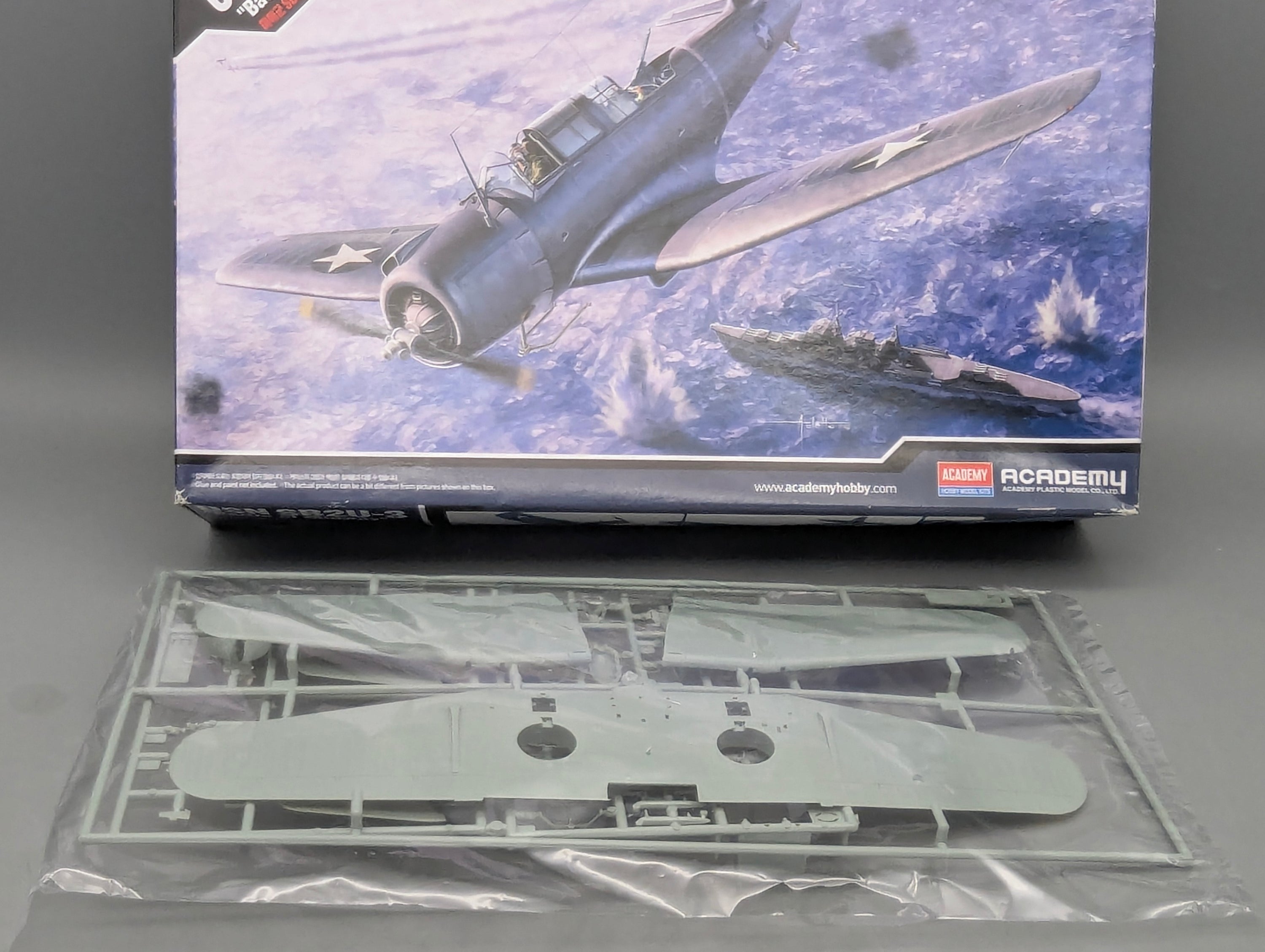 Flugzeug Modell Bausatz 1:48 Academy 12324 Vaught USN SB2U-3 mit OVP