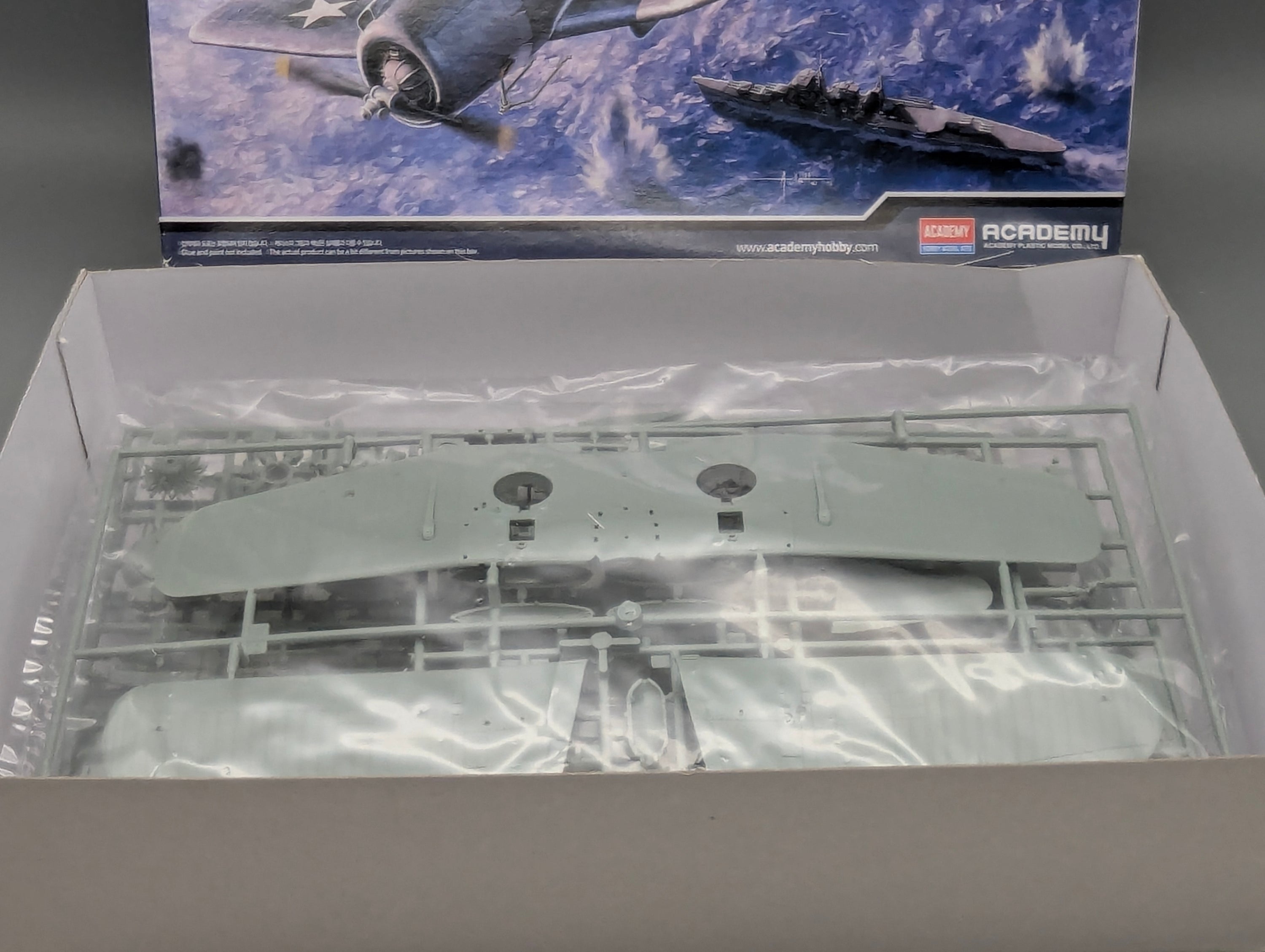 Flugzeug Modell Bausatz 1:48 Academy 12324 Vaught USN SB2U-3 mit OVP
