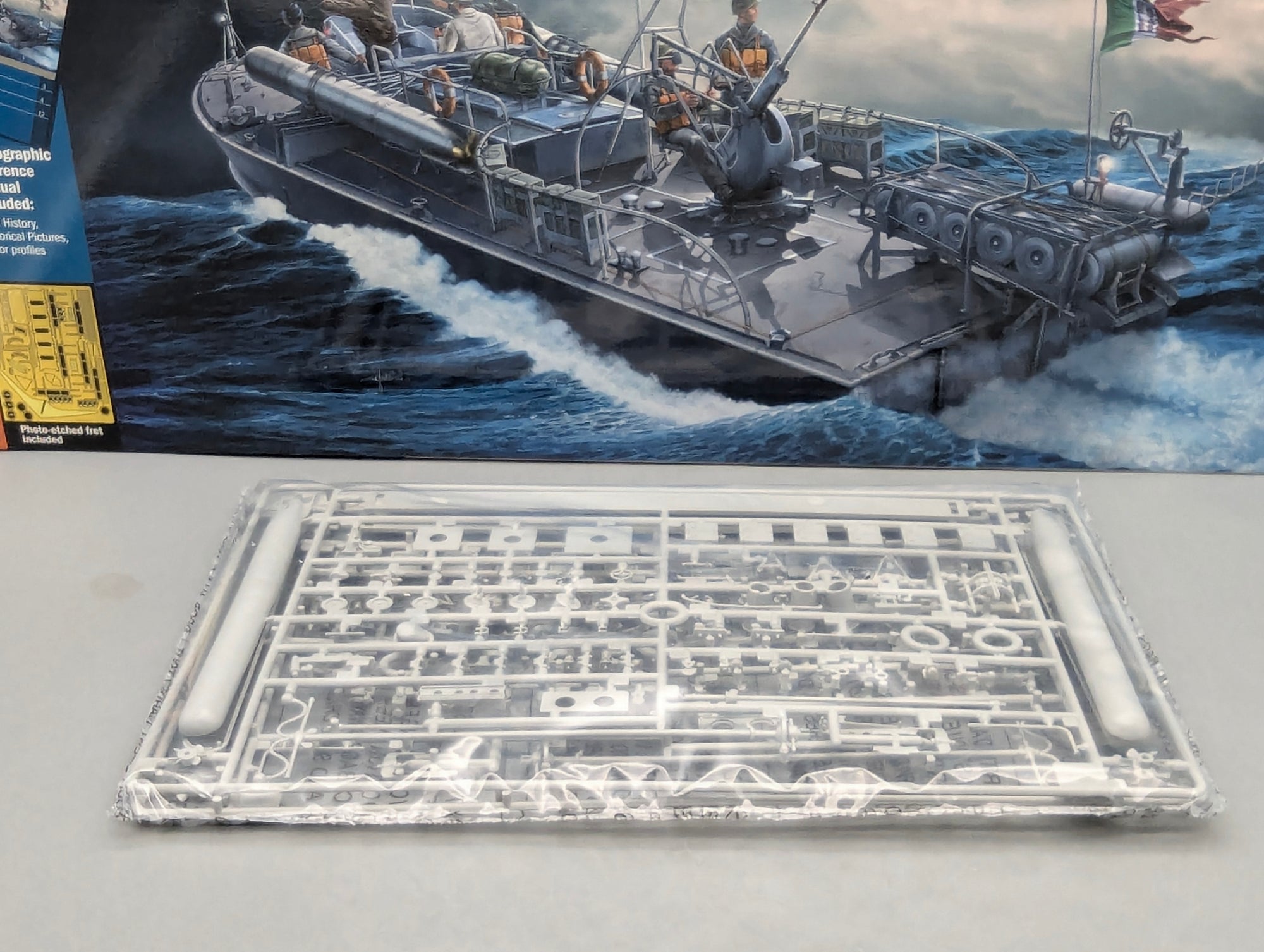 Schiff Modell Bausatz 1:35 Italeri 5608 UND 5611 M.A.S. 658 4a Serie + Figuren mit OVP