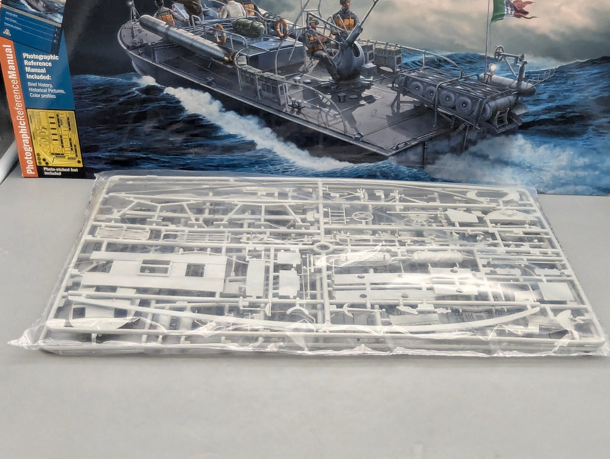 Schiff Modell Bausatz 1:35 Italeri 5608 UND 5611 M.A.S. 658 4a Serie + Figuren mit OVP