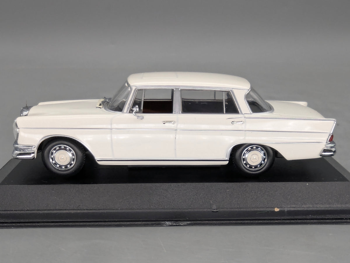 Modellautos 1:43 Minichamps Mercedes-Benz 300 SEL 6.3 1968 Weiß mit OVP