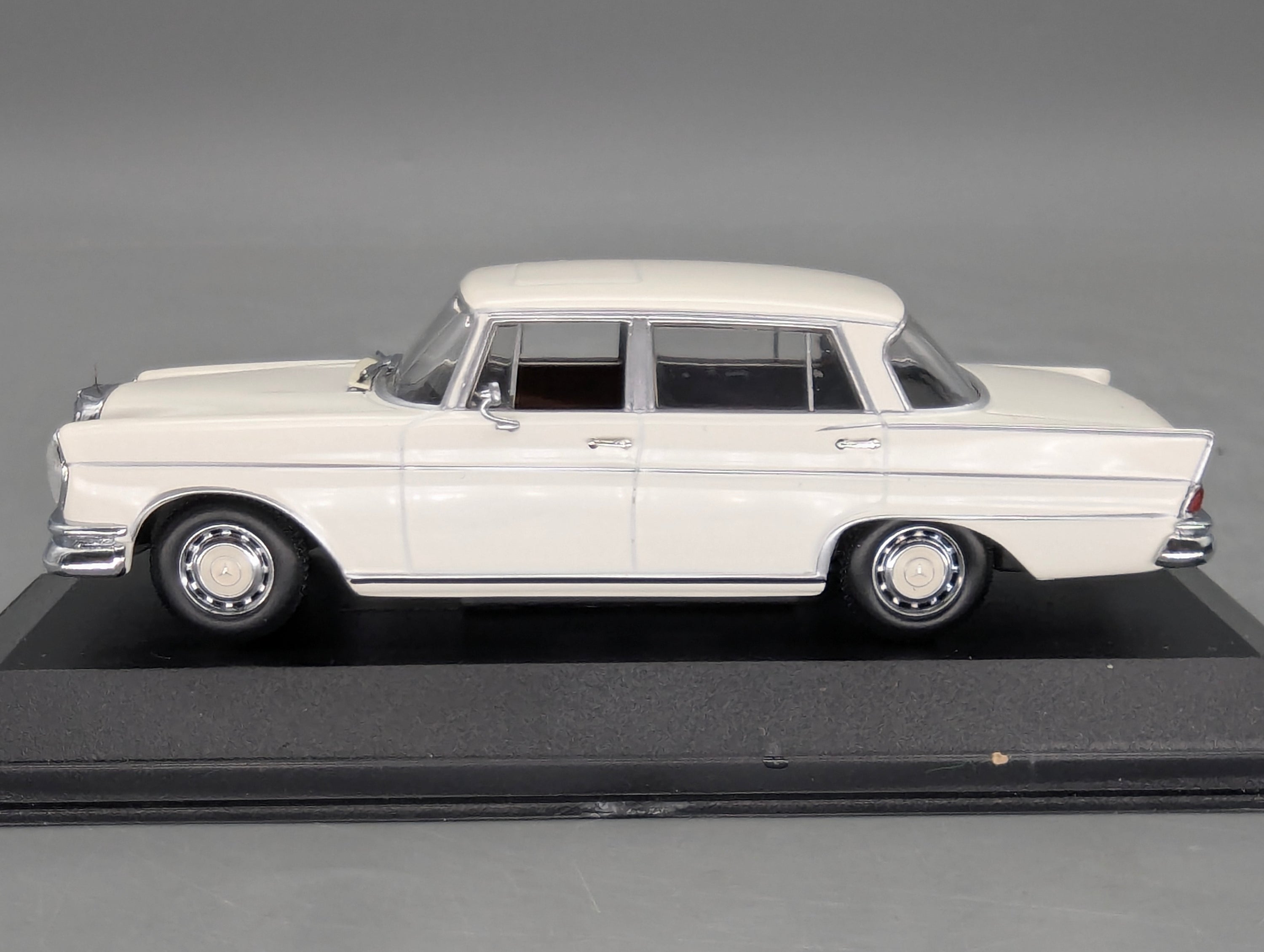 Modellautos 1:43 Minichamps Mercedes-Benz 300 SEL 6.3 1968 Weiß mit OVP