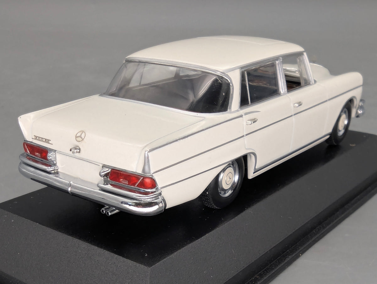 Modellautos 1:43 Minichamps Mercedes-Benz 300 SEL 6.3 1968 Weiß mit OVP