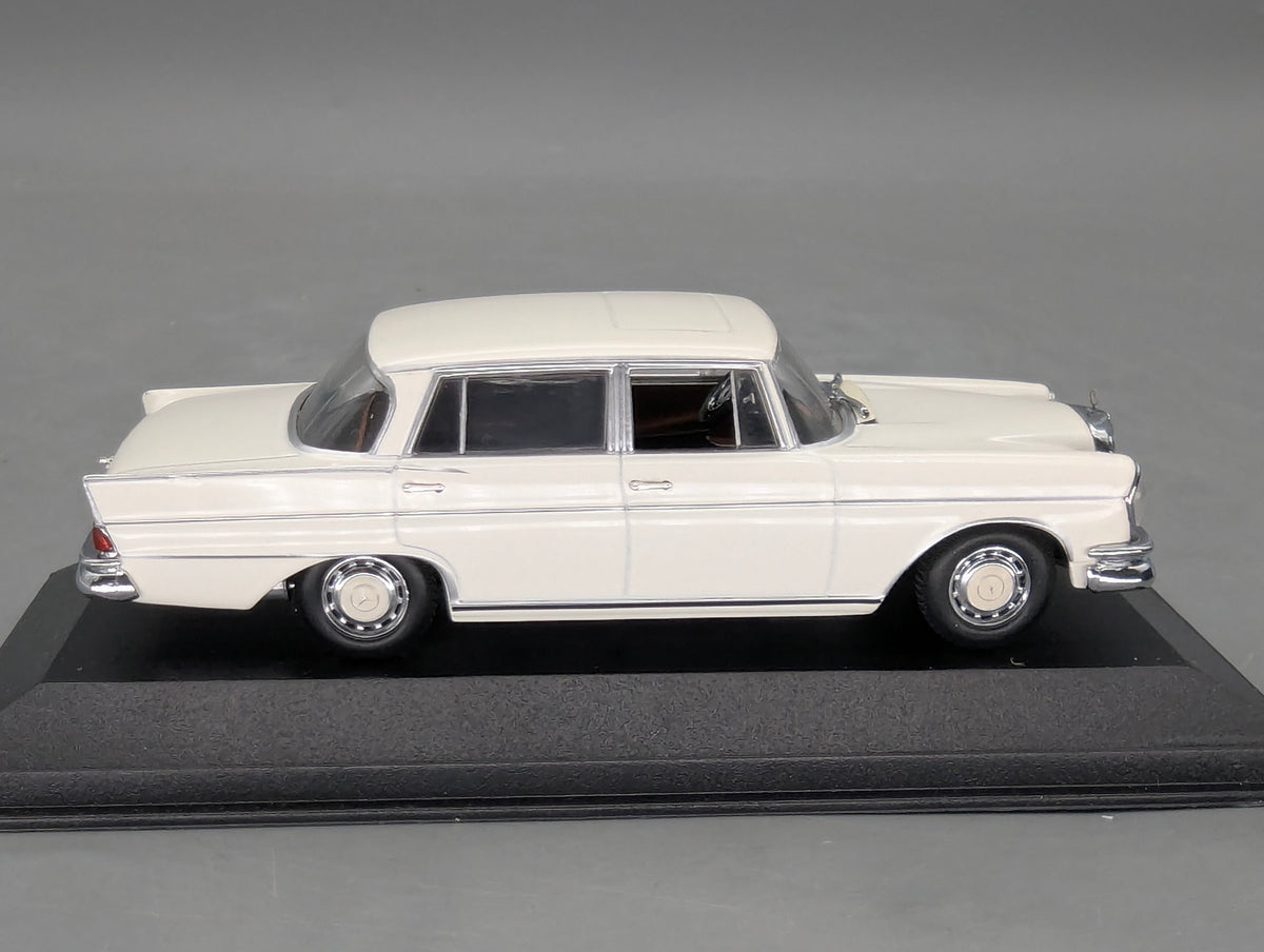 Modellautos 1:43 Minichamps Mercedes-Benz 300 SEL 6.3 1968 Weiß mit OVP