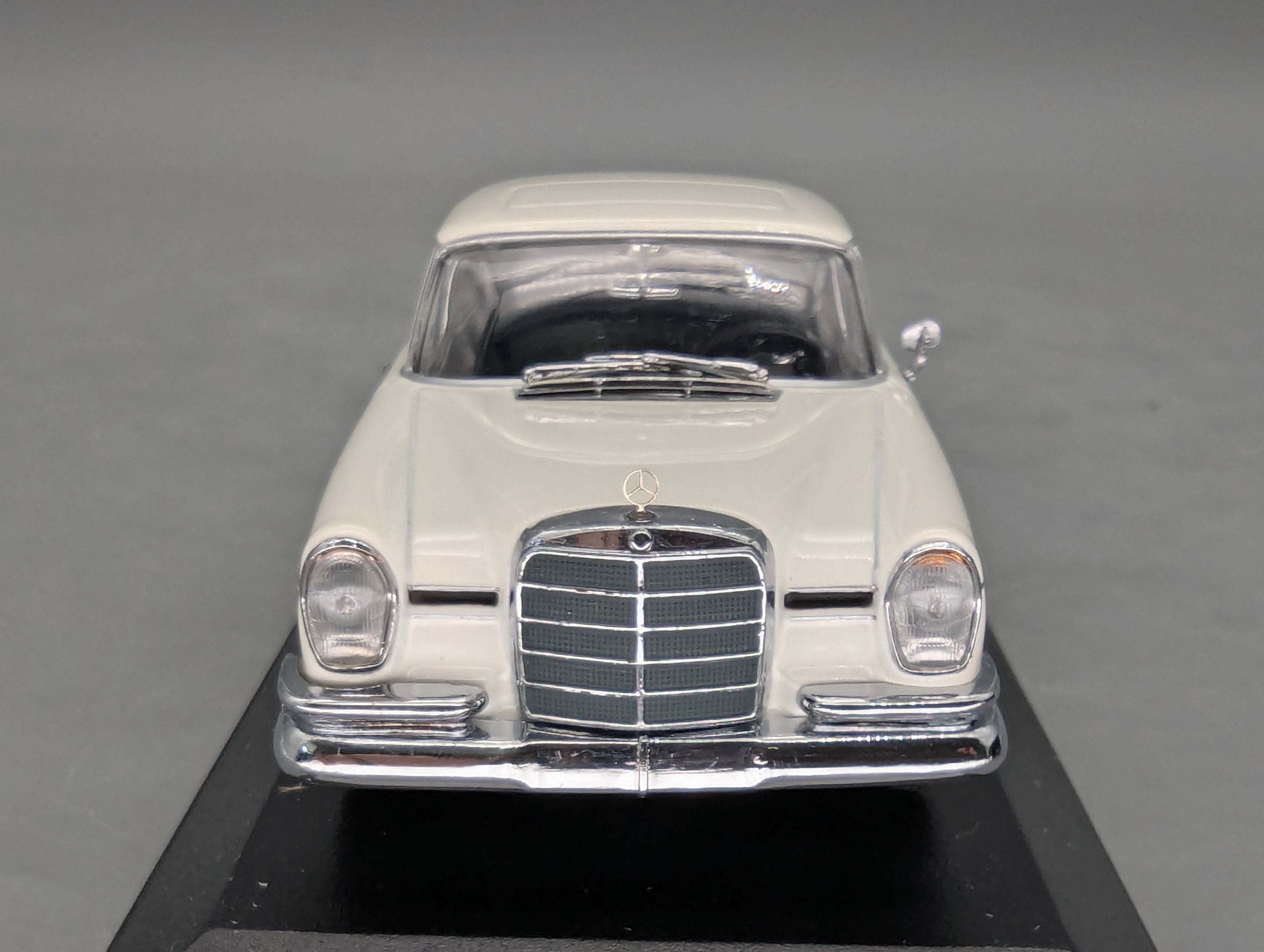Modellautos 1:43 Minichamps Mercedes-Benz 300 SEL 6.3 1968 Weiß mit OVP