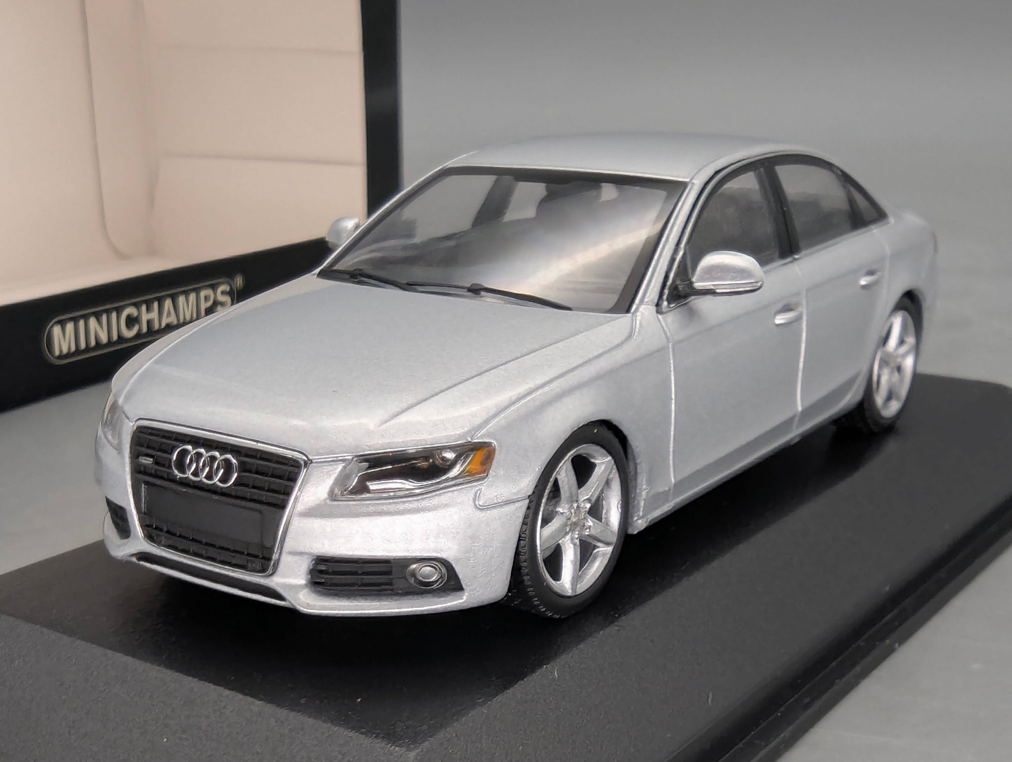 Modellautos 1:43 Minichamps Audi A4 3.2 Quattro Eis Silber Metallic mit OVP