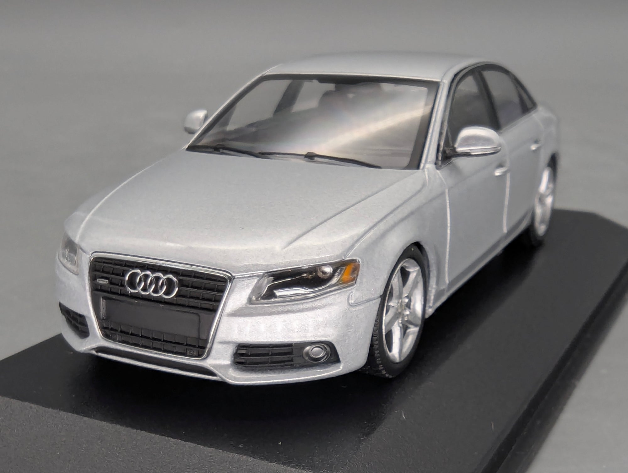 Modellautos 1:43 Minichamps Audi A4 3.2 Quattro Eis Silber Metallic mit OVP