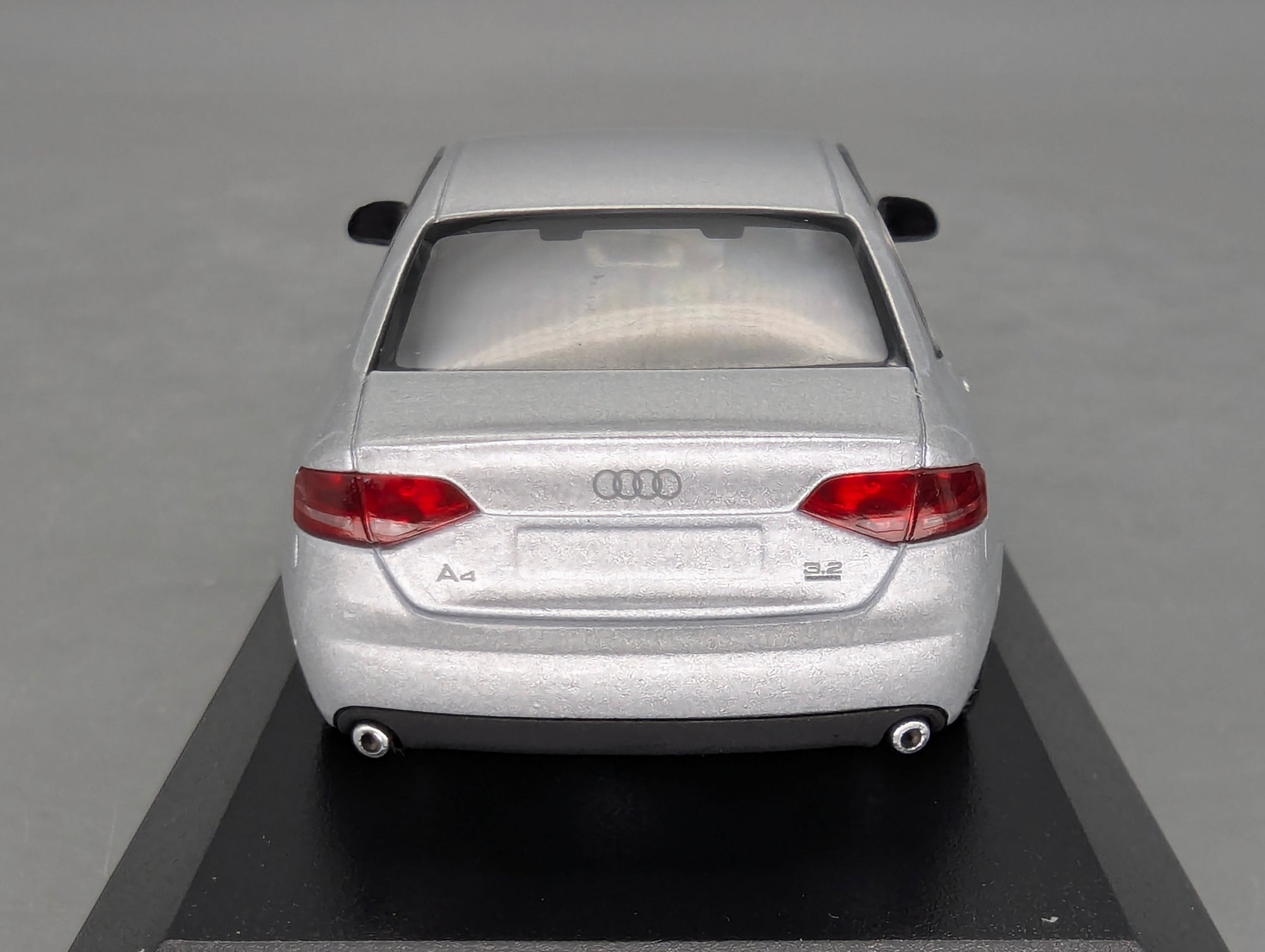 Modellautos 1:43 Minichamps Audi A4 3.2 Quattro Eis Silber Metallic mit OVP