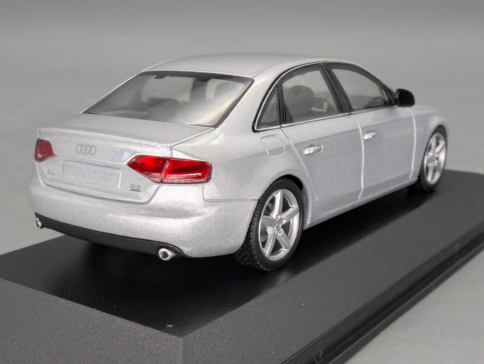 Modellautos 1:43 Minichamps Audi A4 3.2 Quattro Eis Silber Metallic mit OVP