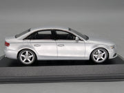 Modellautos 1:43 Minichamps Audi A4 3.2 Quattro Eis Silber Metallic mit OVP