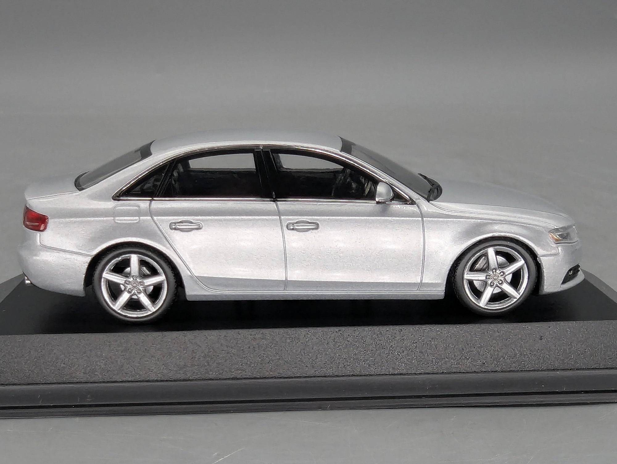 Modellautos 1:43 Minichamps Audi A4 3.2 Quattro Eis Silber Metallic mit OVP
