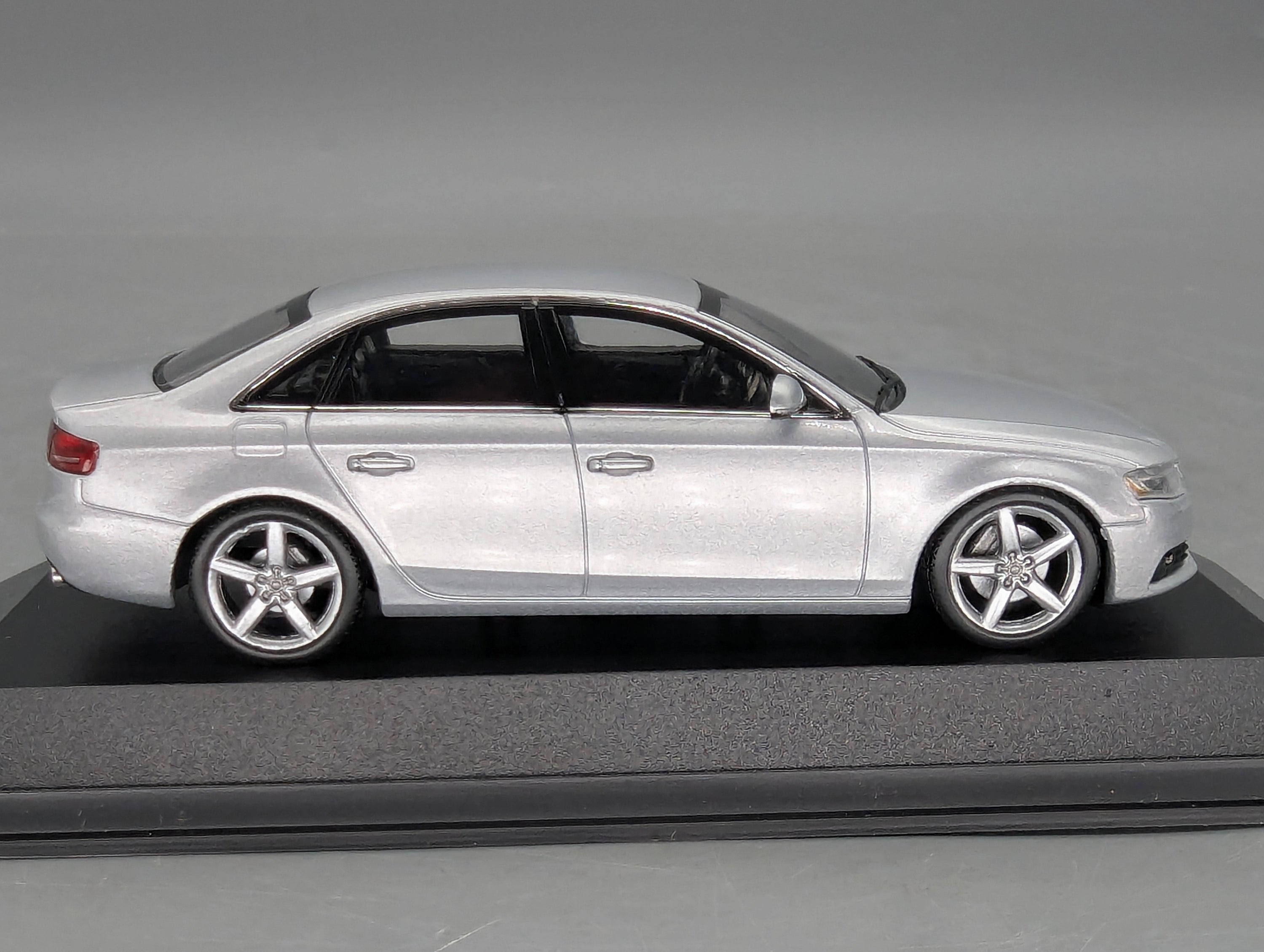 Modellautos 1:43 Minichamps Audi A4 3.2 Quattro Eis Silber Metallic mit OVP