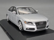 Modellautos 1:43 Minichamps Audi A4 3.2 Quattro Eis Silber Metallic mit OVP