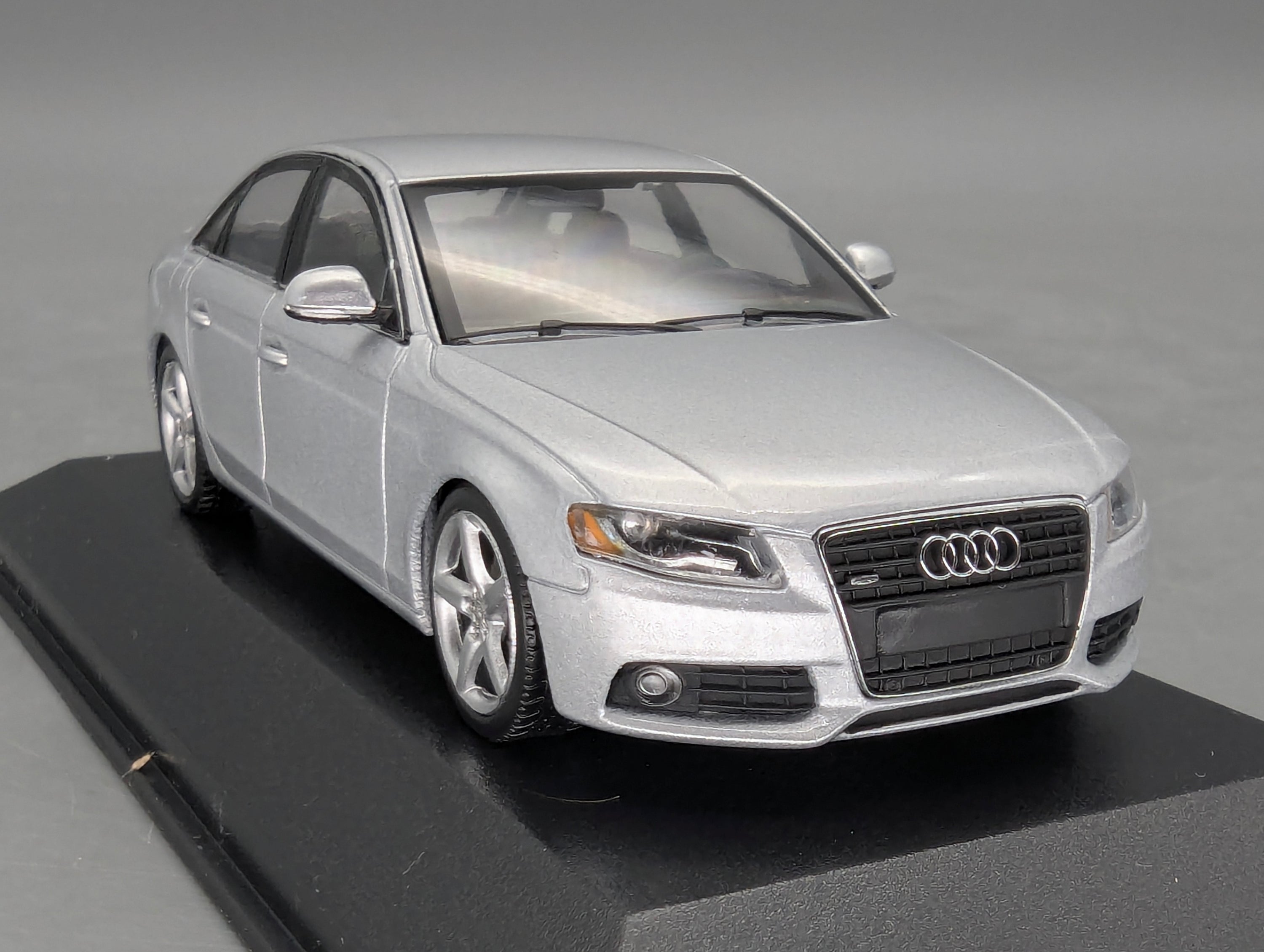 Modellautos 1:43 Minichamps Audi A4 3.2 Quattro Eis Silber Metallic mit OVP