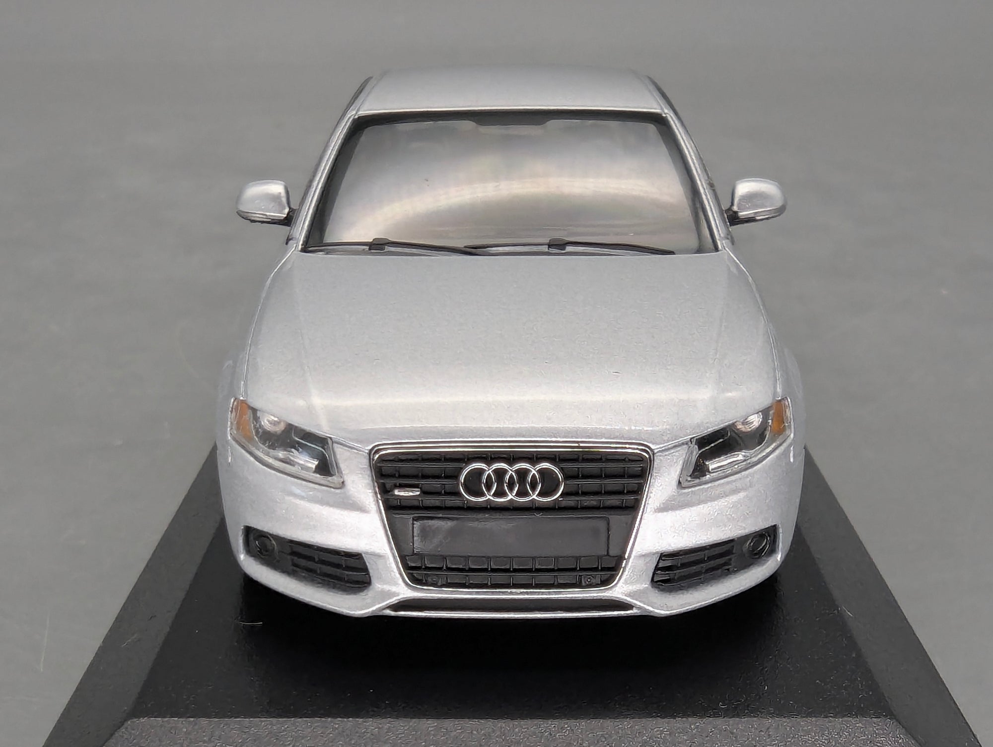 Modellautos 1:43 Minichamps Audi A4 3.2 Quattro Eis Silber Metallic mit OVP