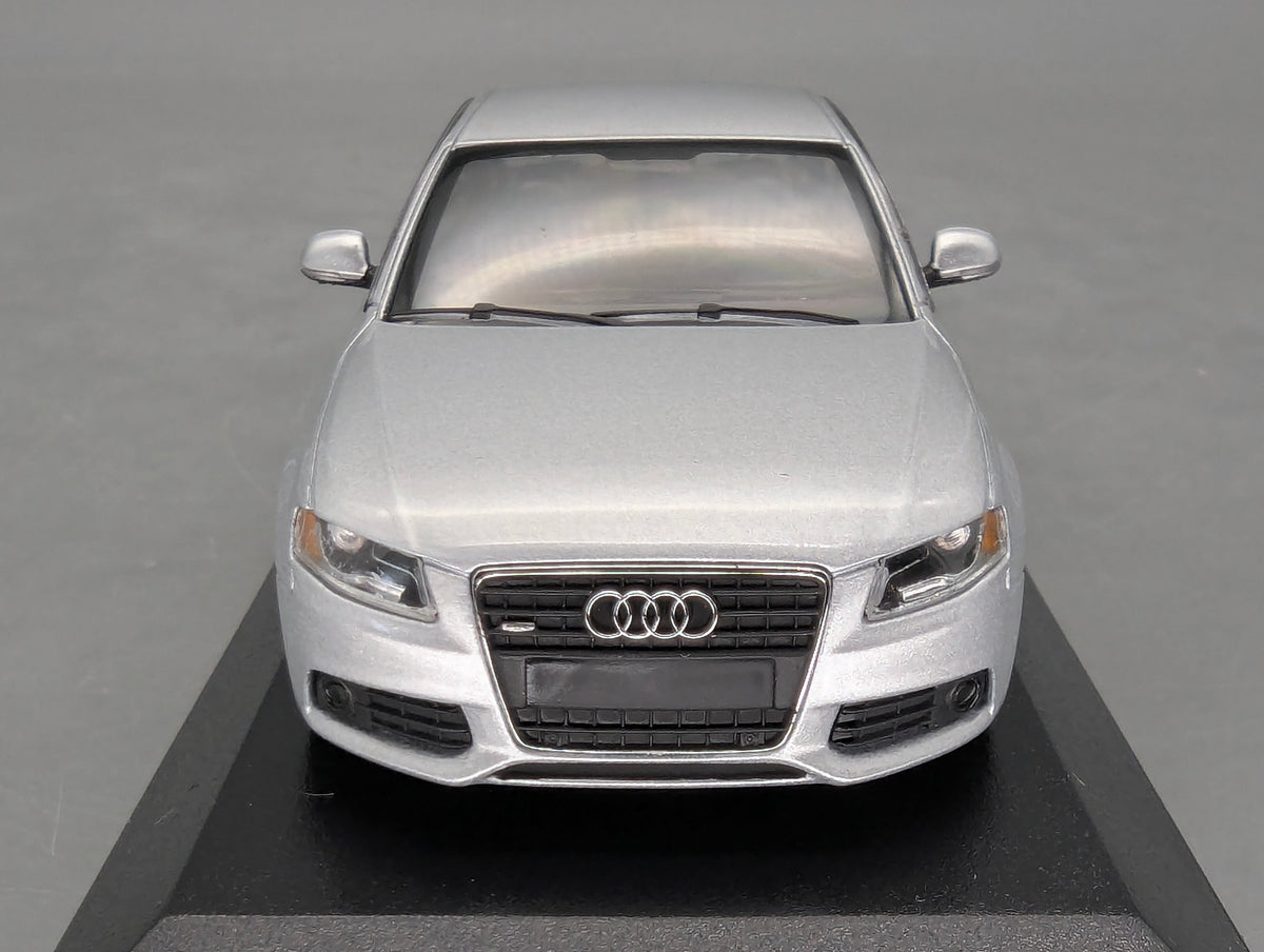Modellautos 1:43 Minichamps Audi A4 3.2 Quattro Eis Silber Metallic mit OVP