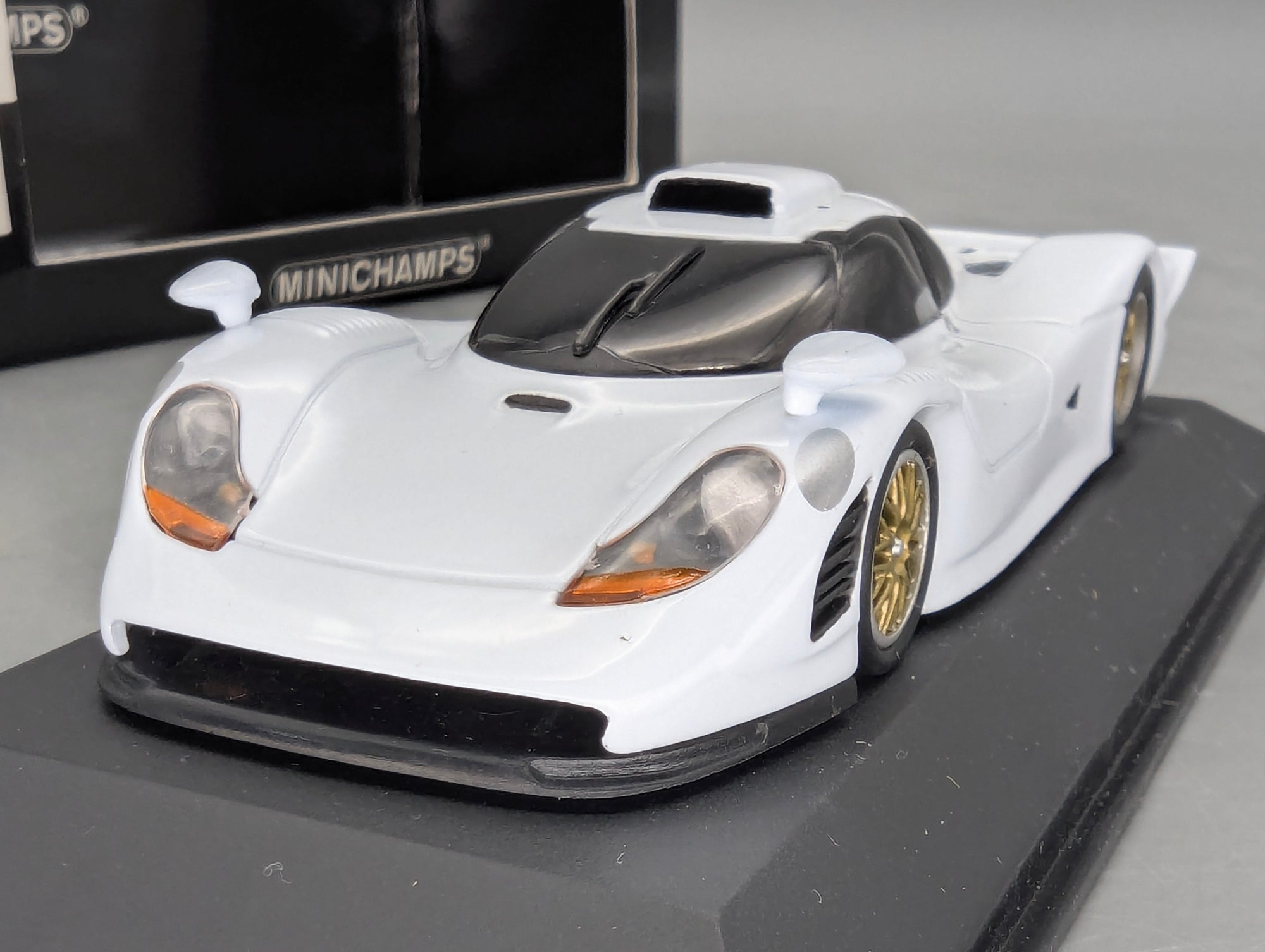 Modellautos 1:43 Minichamps Porsche 911 GT1 Street 1998 Weiß mit OVP