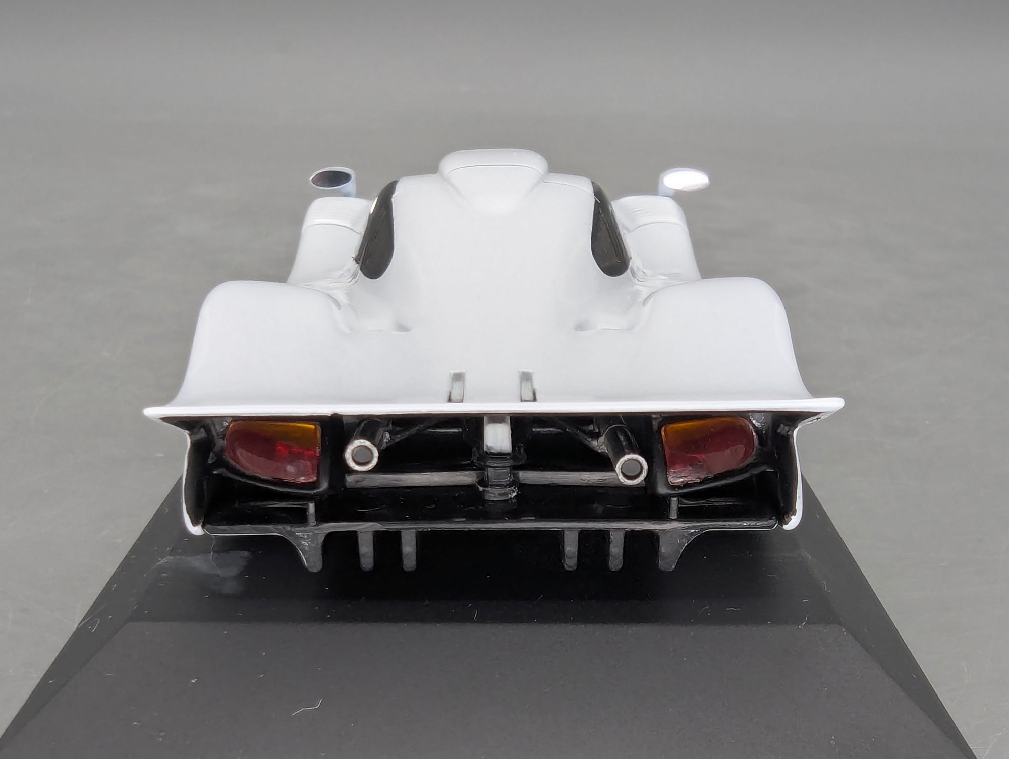 Modellautos 1:43 Minichamps Porsche 911 GT1 Street 1998 Weiß mit OVP