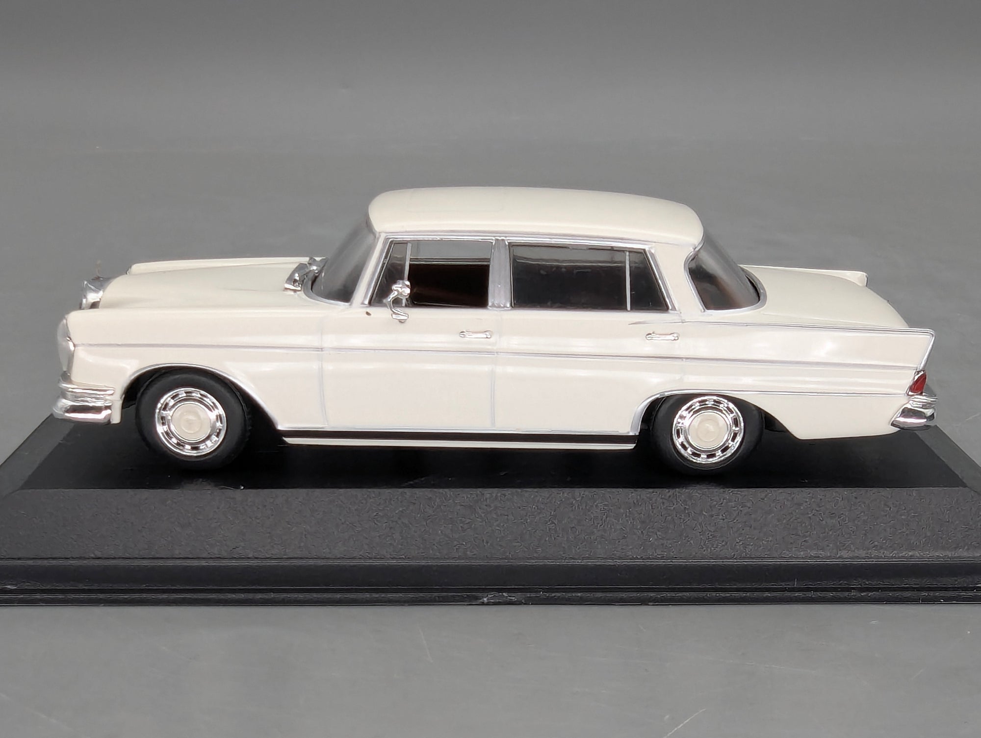 Modellautos 1:43 Minichamps Mercedes-Benz 300 SEL 6.3 1968 Weiß mit OVP
