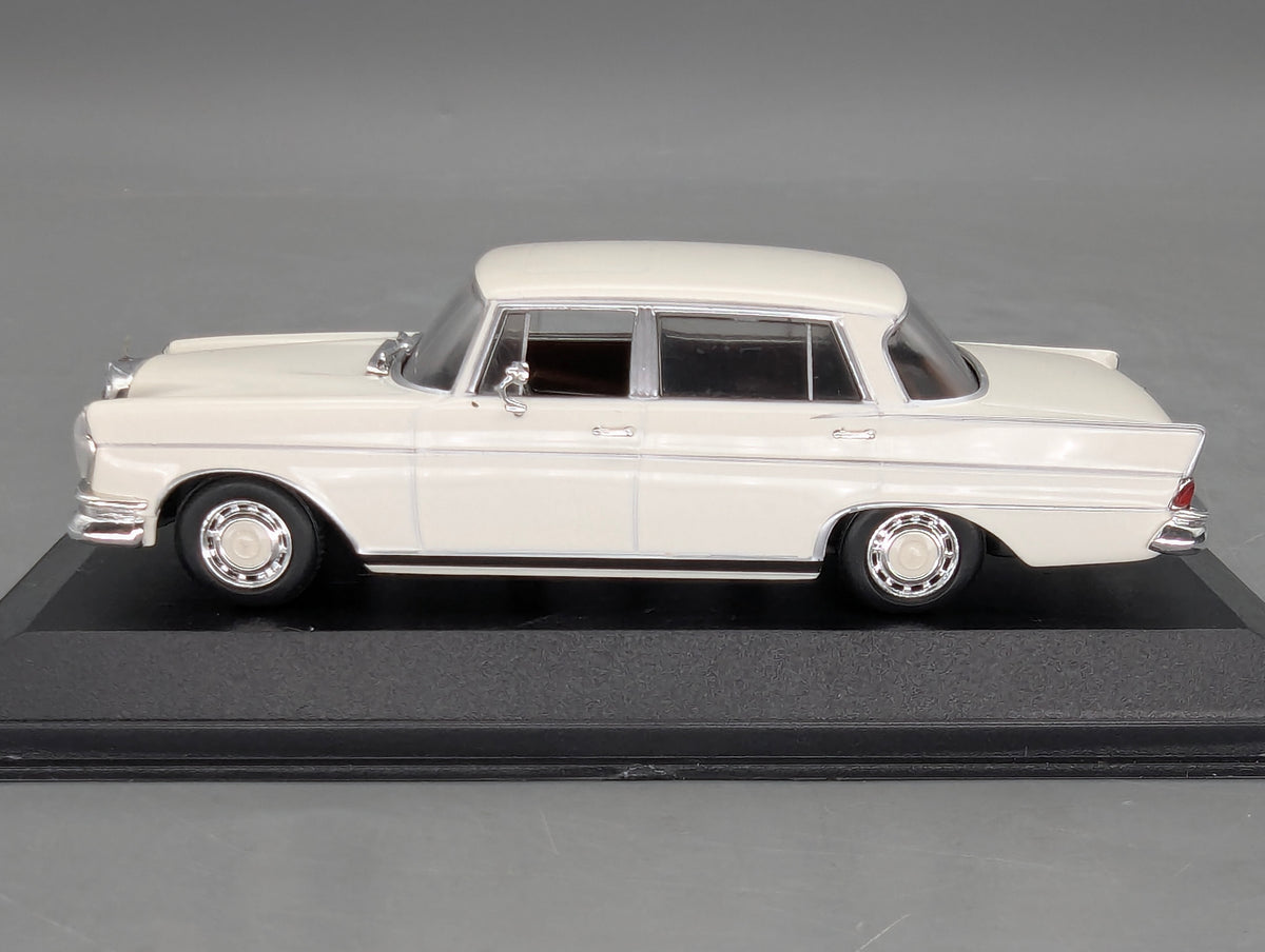 Modellautos 1:43 Minichamps Mercedes-Benz 300 SEL 6.3 1968 Weiß mit OVP