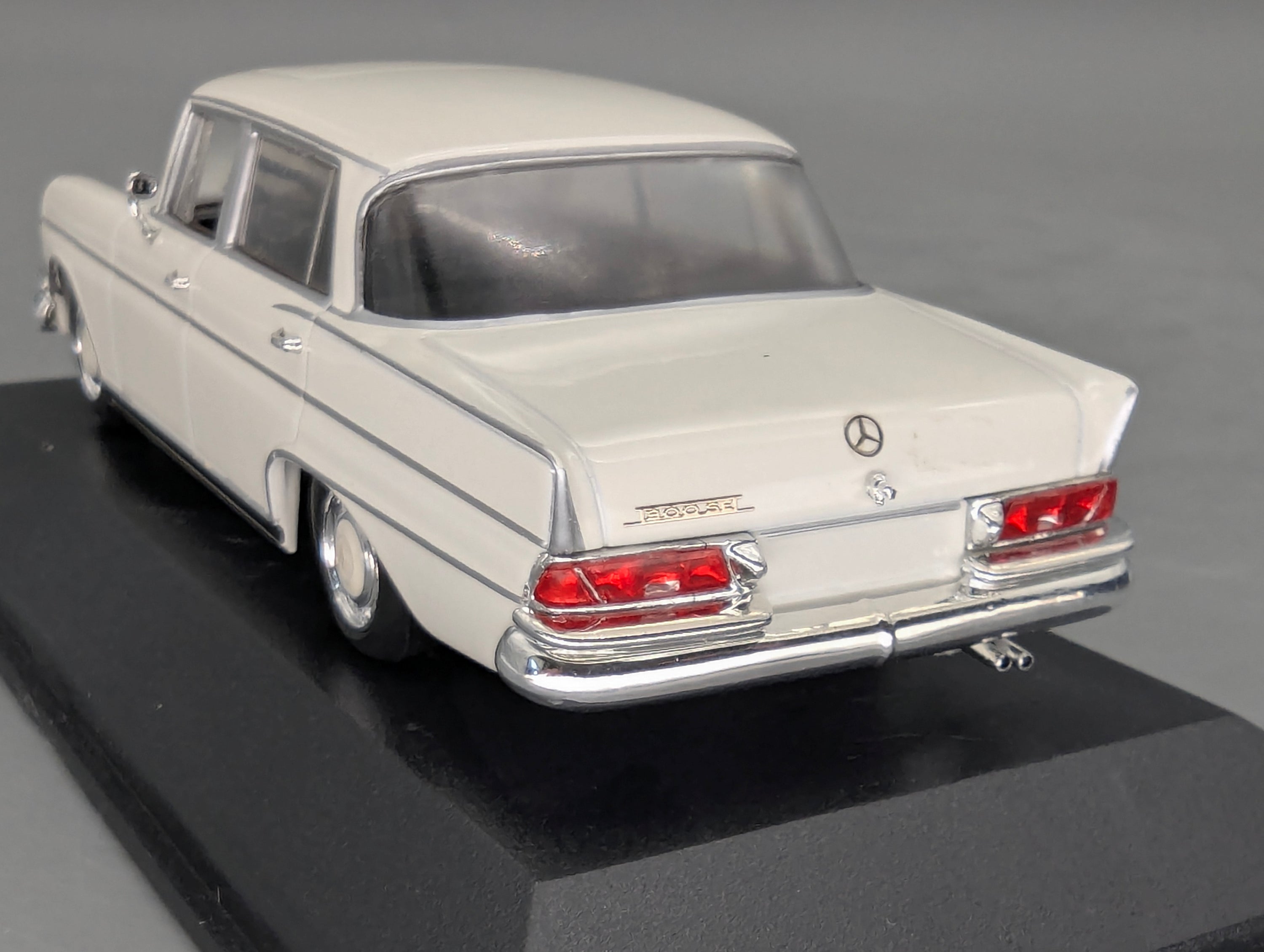 Modellautos 1:43 Minichamps Mercedes-Benz 300 SEL 6.3 1968 Weiß mit OVP