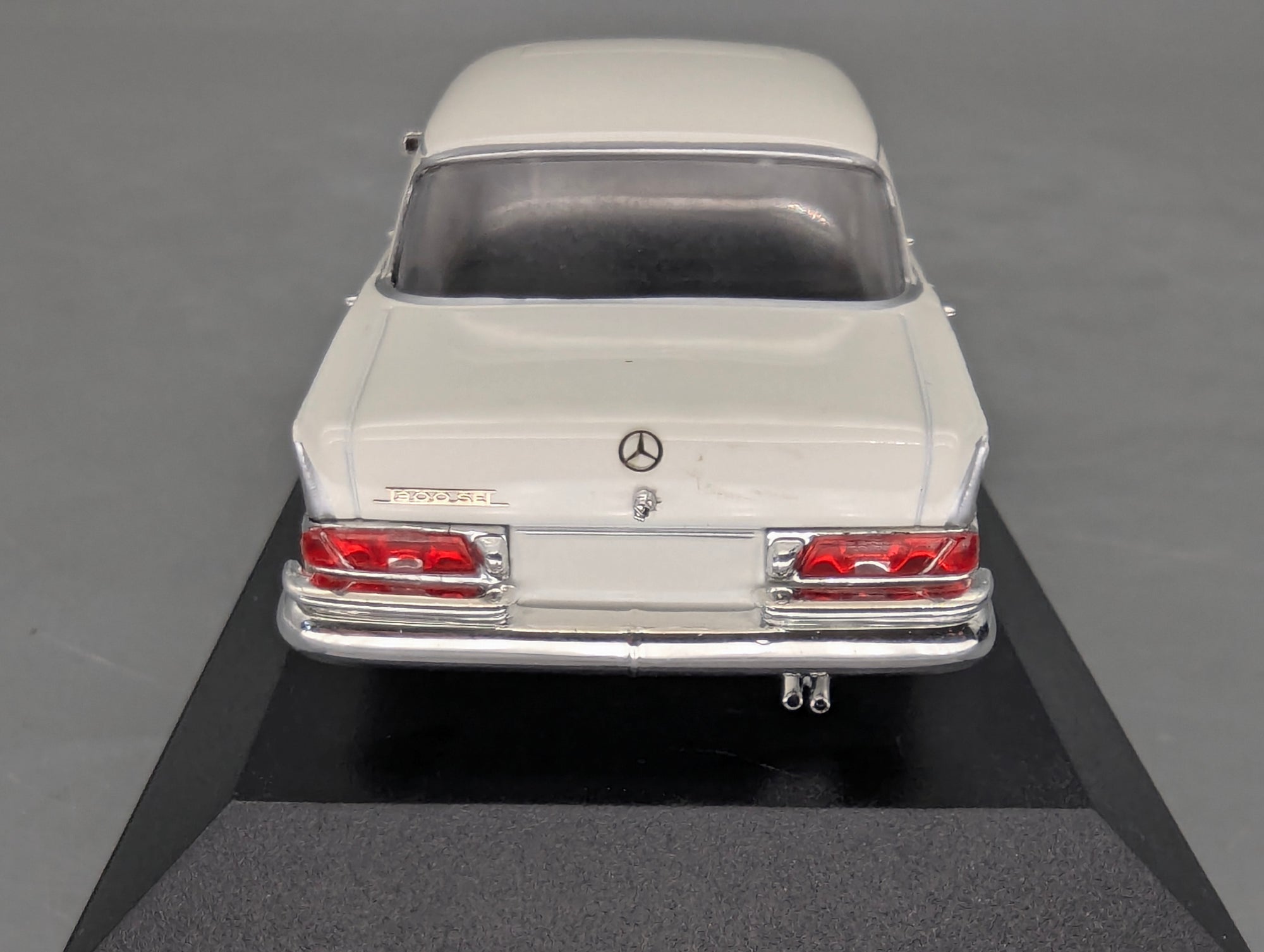 Modellautos 1:43 Minichamps Mercedes-Benz 300 SEL 6.3 1968 Weiß mit OVP