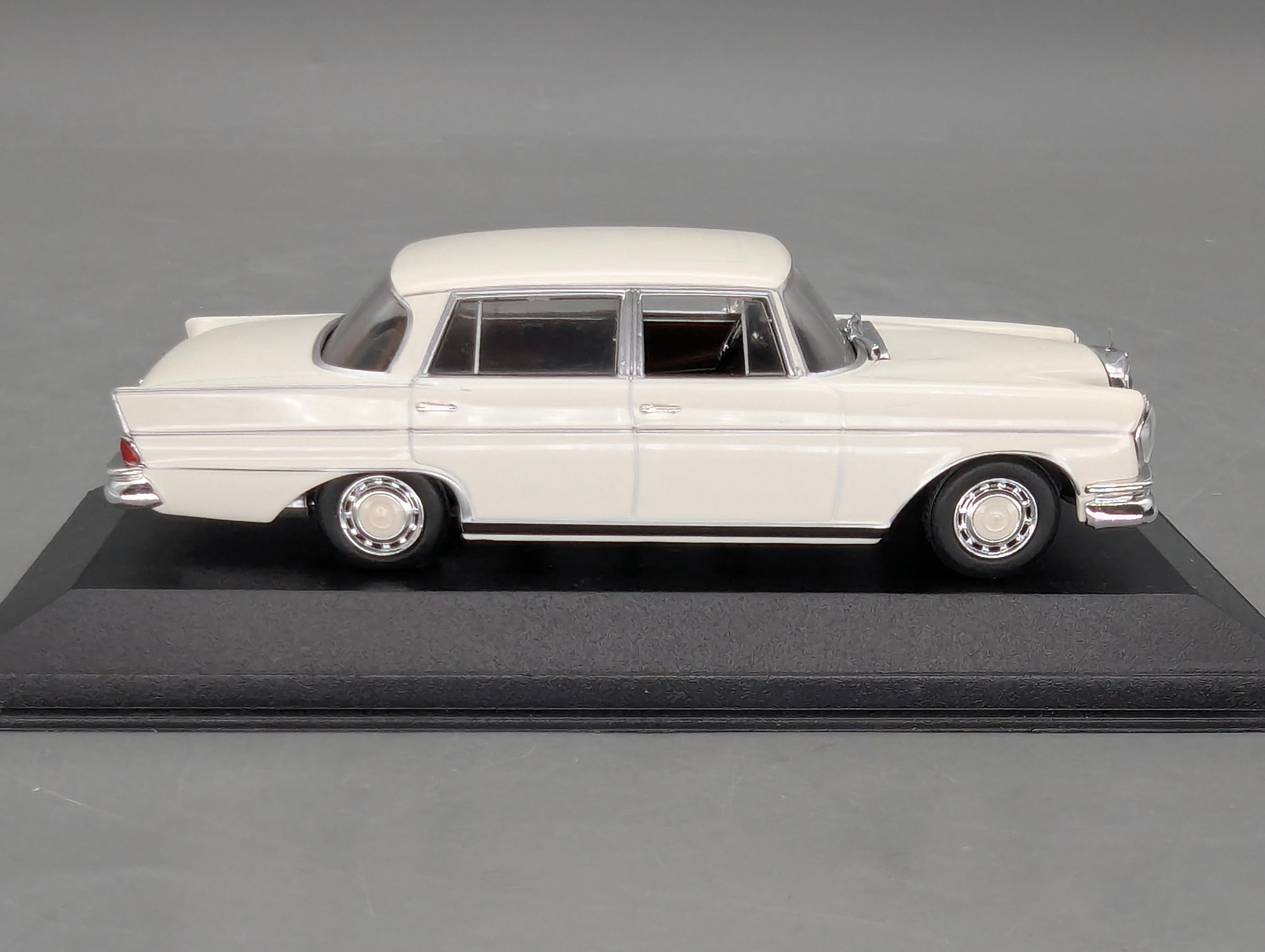 Modellautos 1:43 Minichamps Mercedes-Benz 300 SEL 6.3 1968 Weiß mit OVP